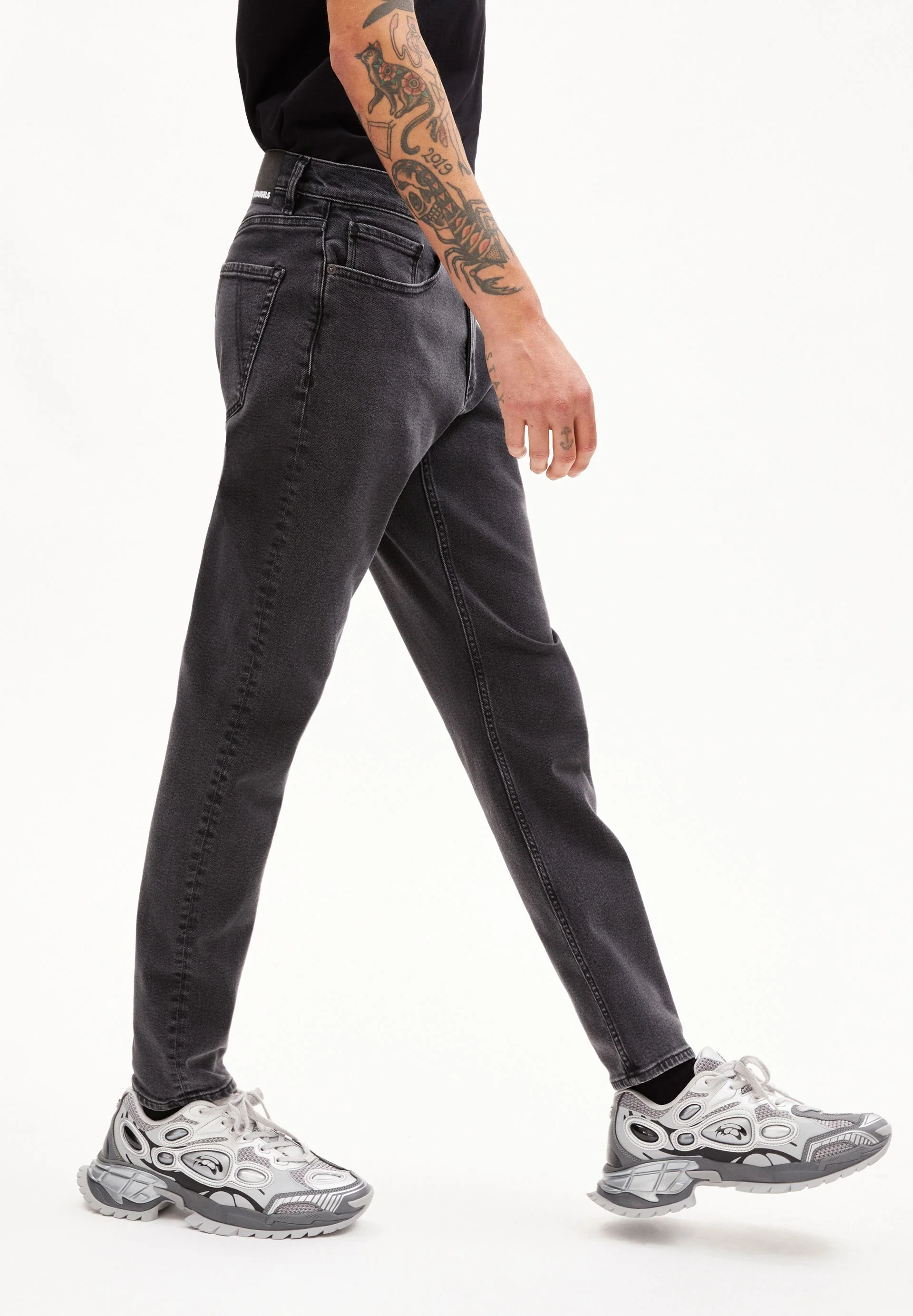 AARJO TARPA TAPERED JEANS | smoked - Image 5