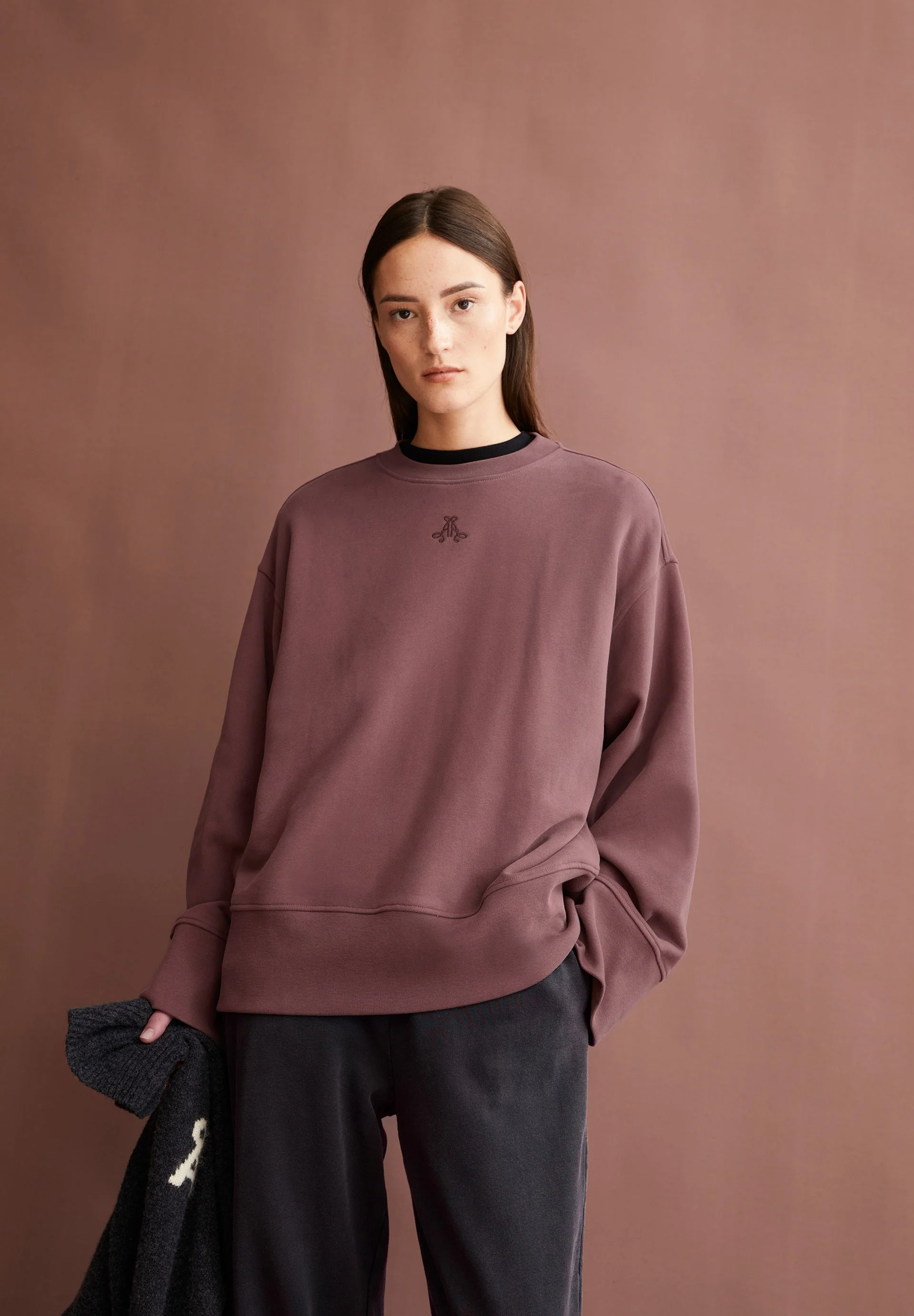 ANWAA SWEATSHIRT | dark berry - Image 4
