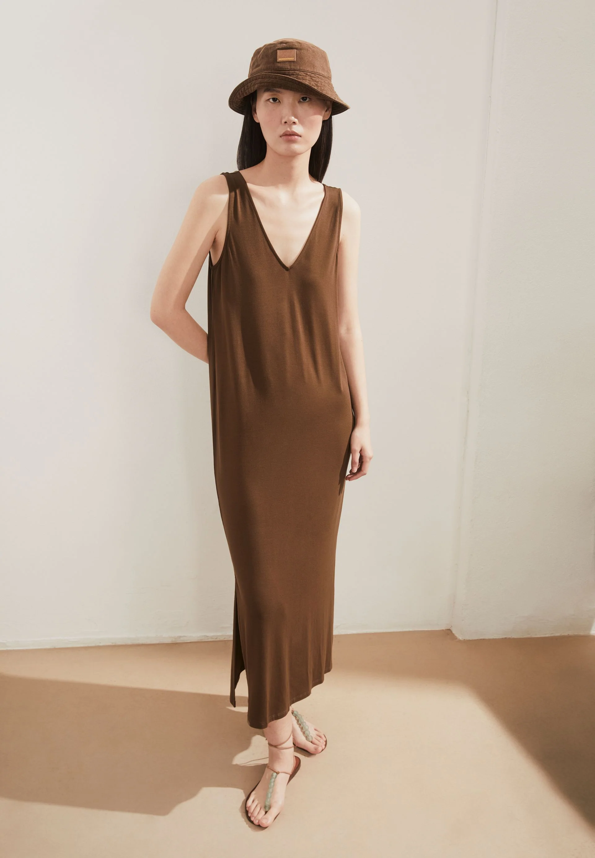 ÄRMELLOSES JERSEY-MIDI-KLEID | dried palm - Image 4