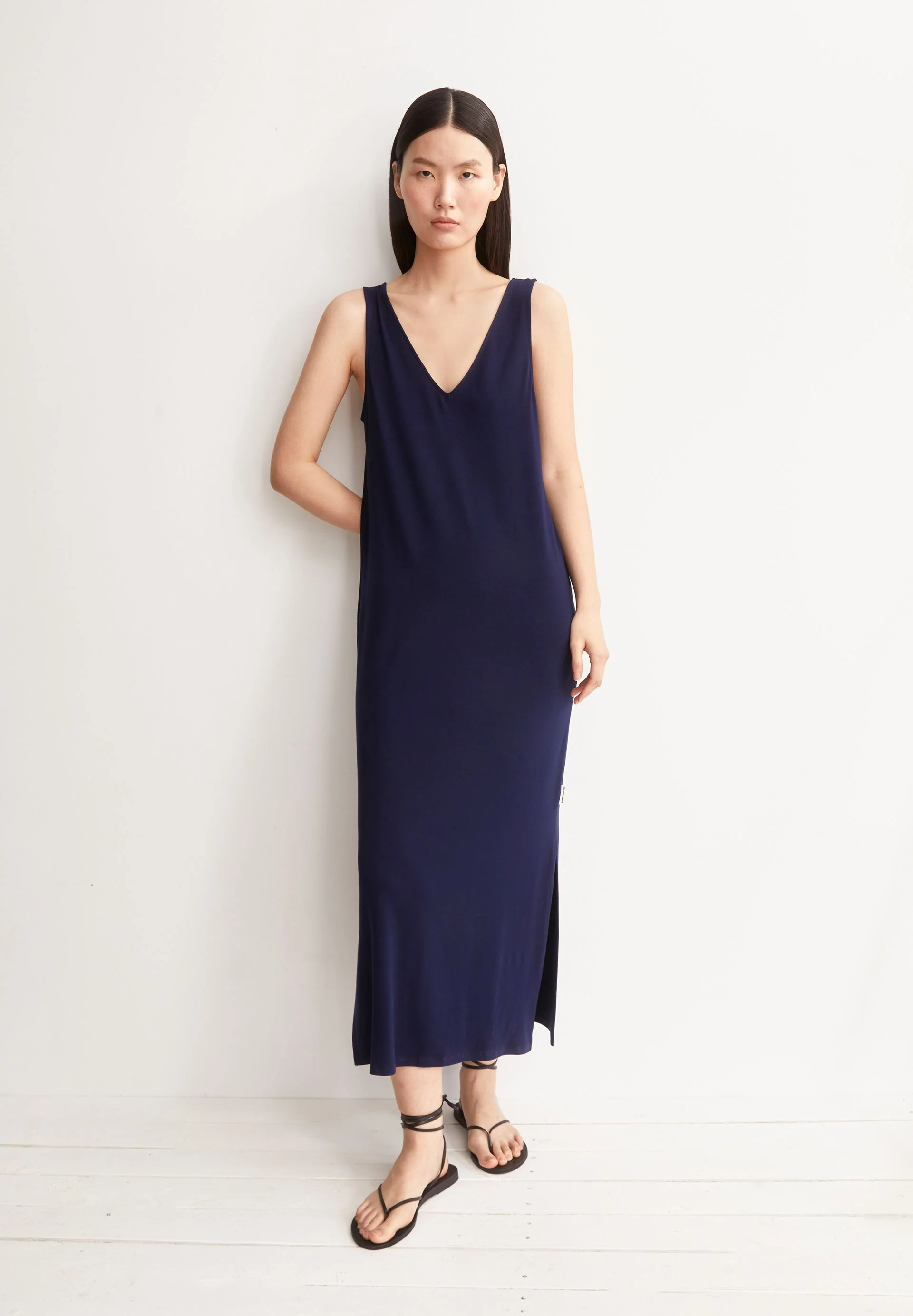 ÄRMELLOSES JERSEY-MIDI-KLEID | tinted navy - Image 4