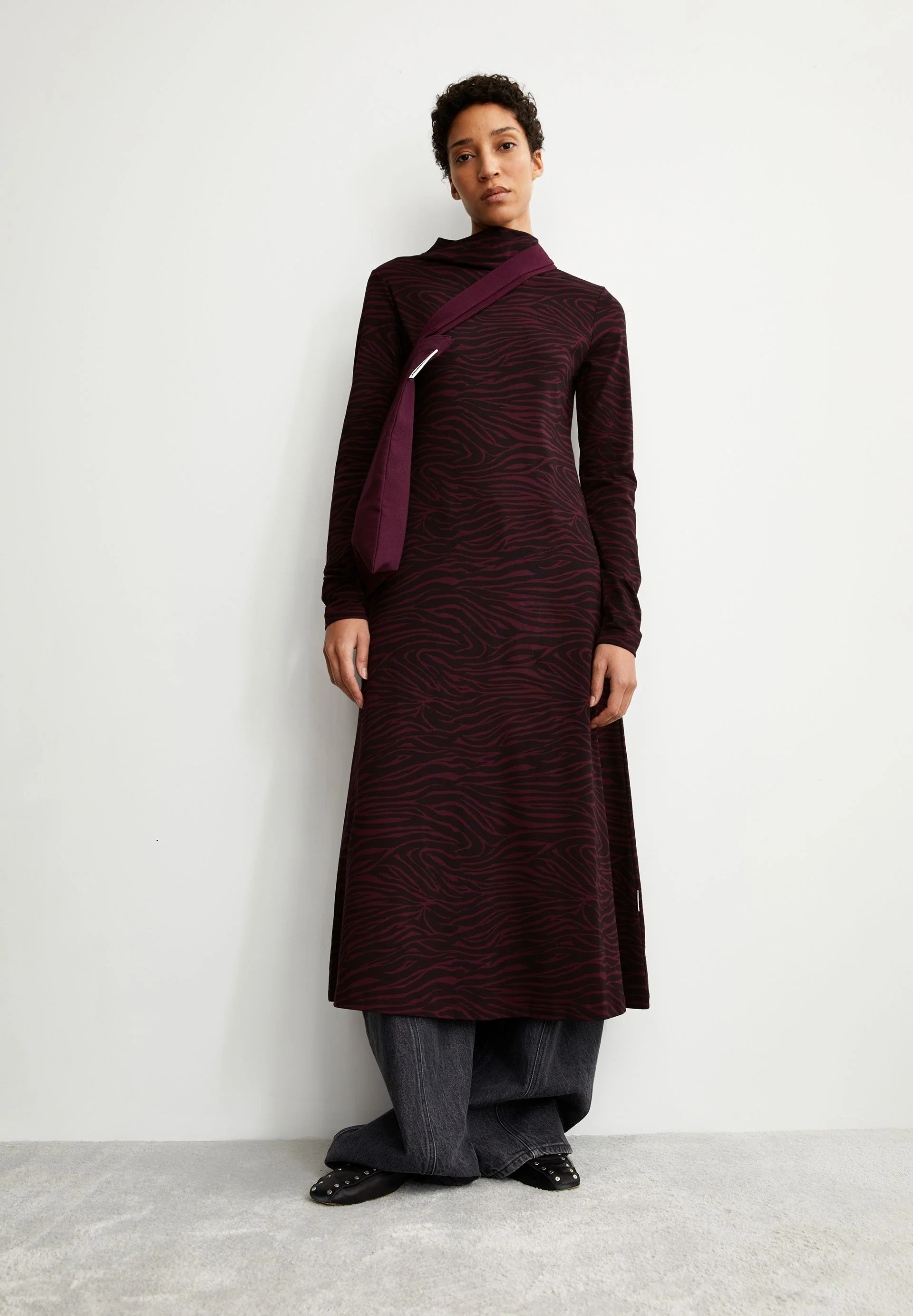 DAILIMAA ZEBRARAA KLEID | dark cranberry - Image 4