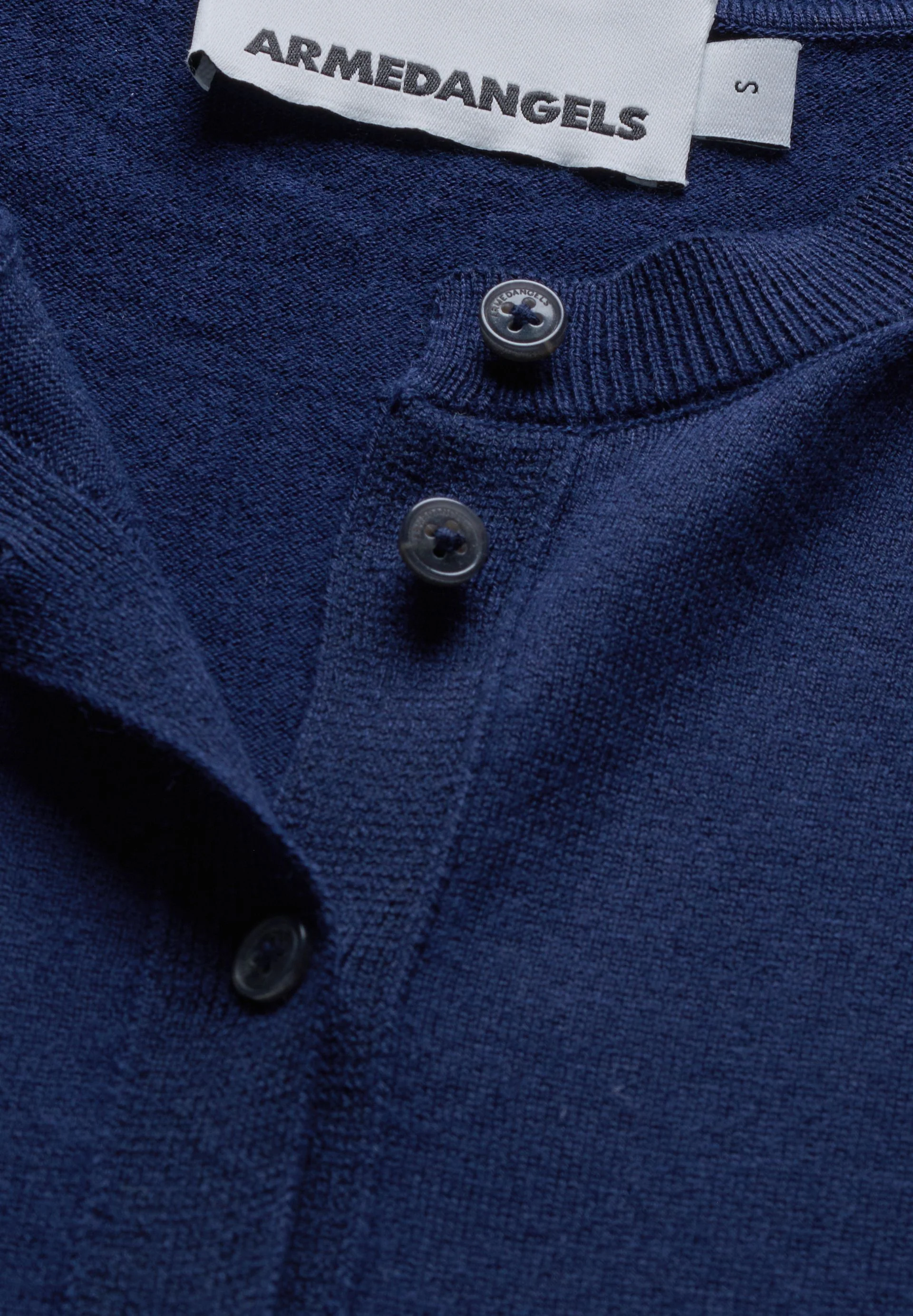 FEINSTRICK-STRICKJACKE | tinted navy - Image 6