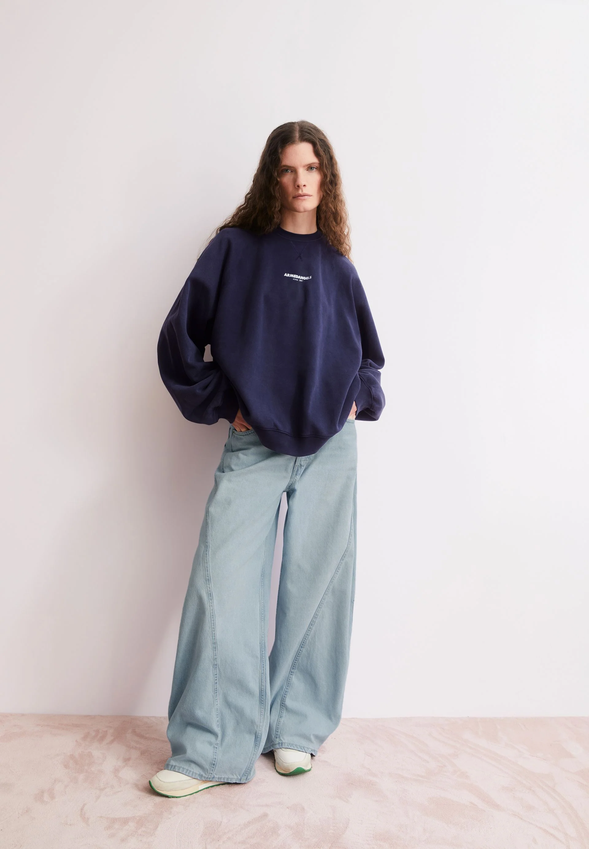 GMT DYE CREWNECK SWEATSHIRT | tinted navy - Image 4