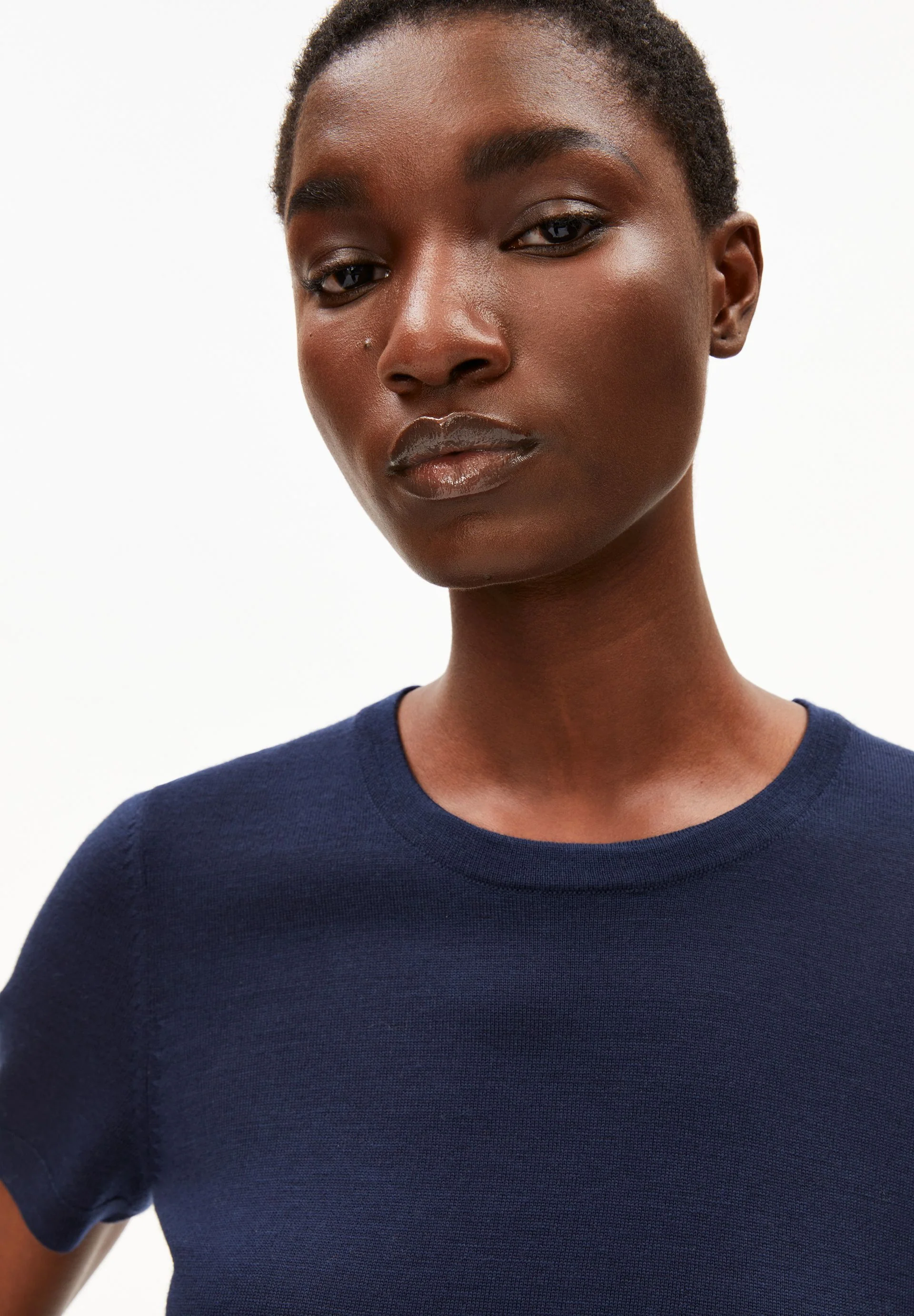 GUILIAA MERINO STRICK T-SHIRT | tinted navy - Image 3