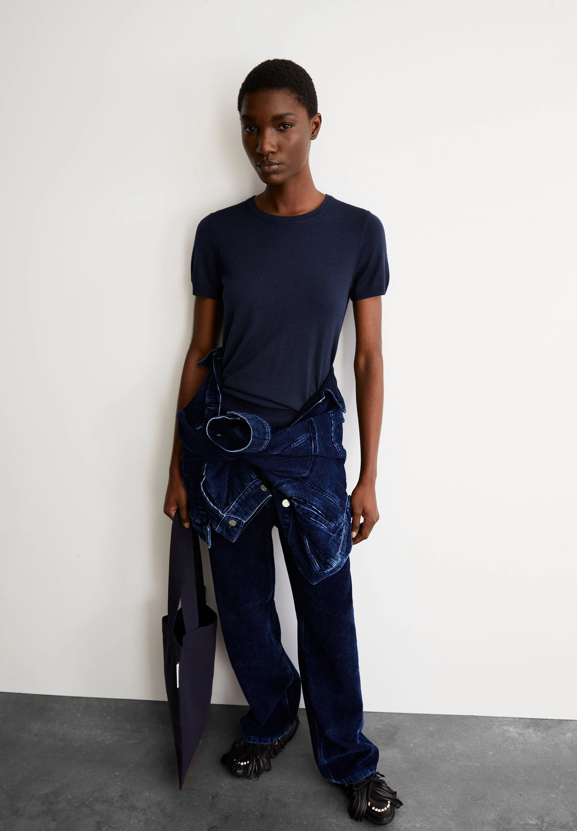 GUILIAA MERINO STRICK T-SHIRT | tinted navy - Image 4