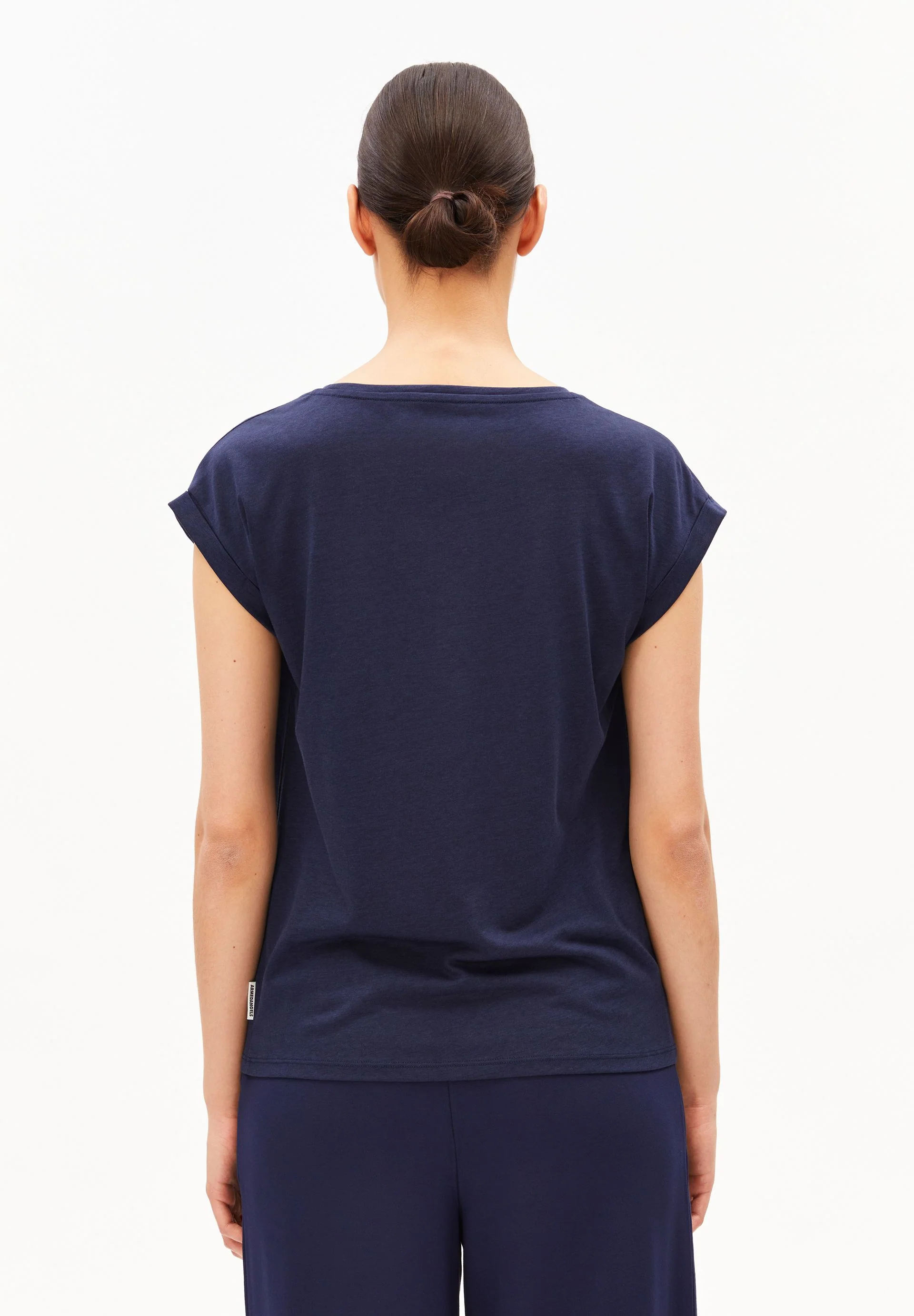 JILAANA T-SHIRT | tinted navy - Image 2