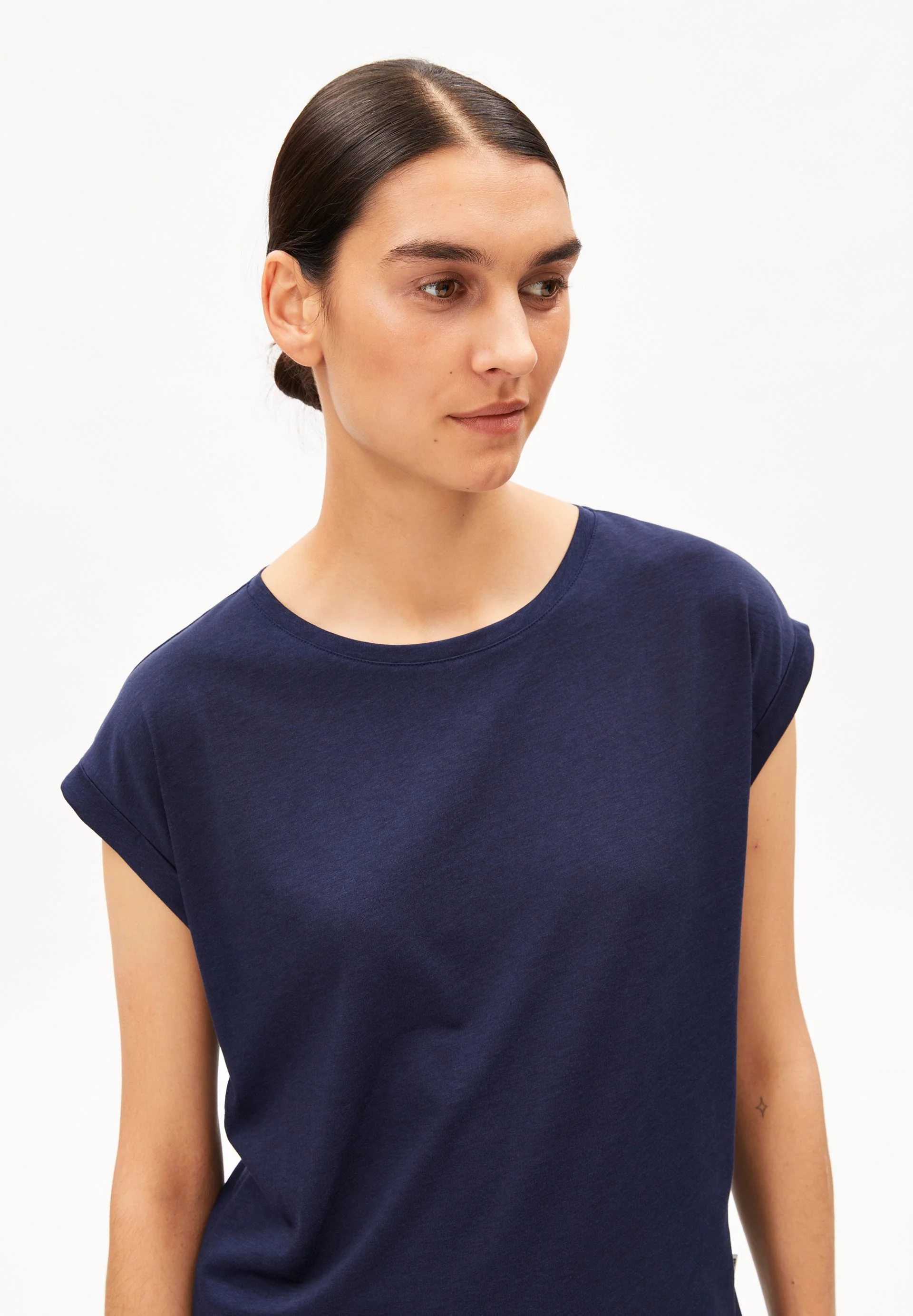 JILAANA T-SHIRT | tinted navy - Image 3