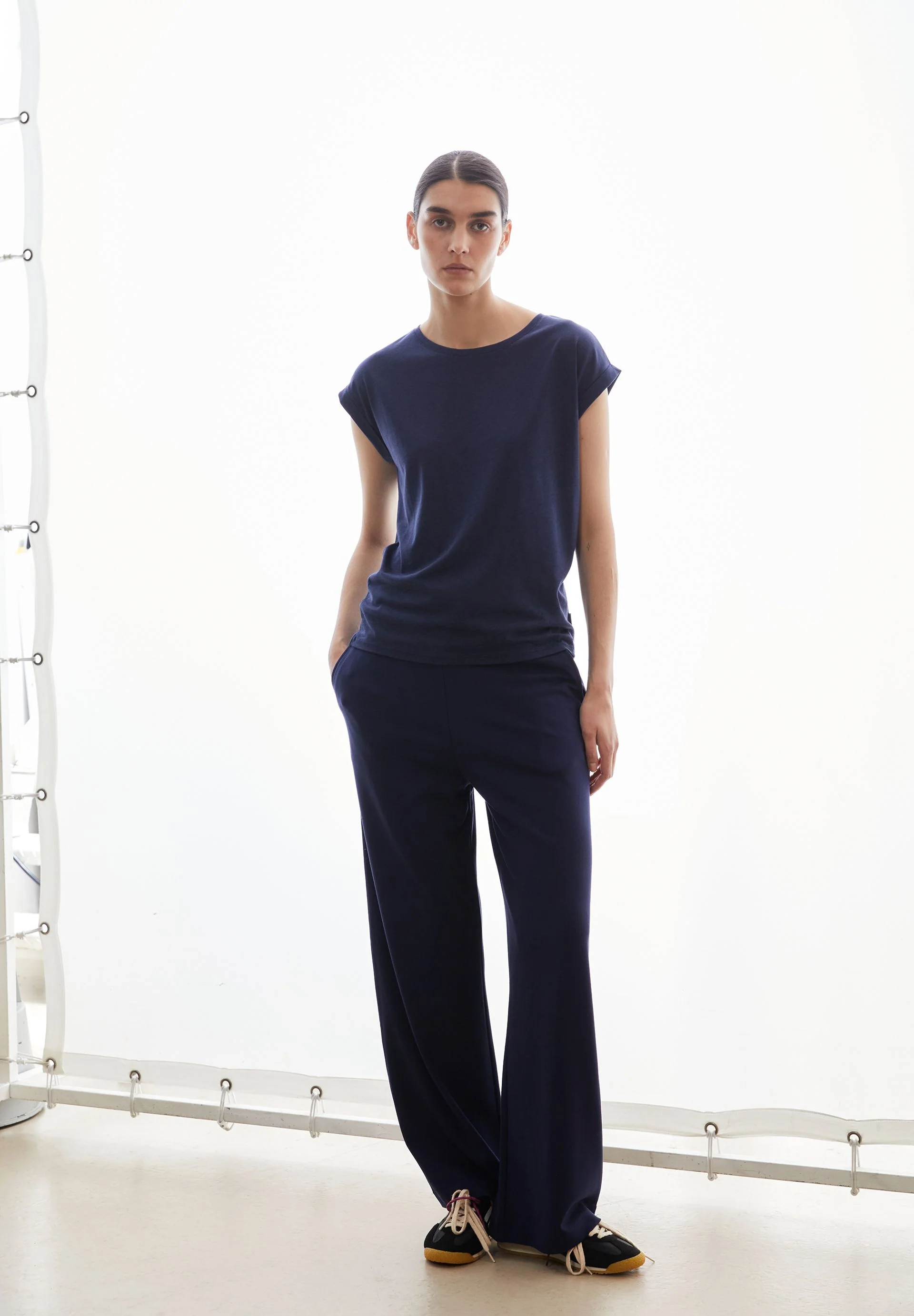 JILAANA T-SHIRT | tinted navy - Image 4
