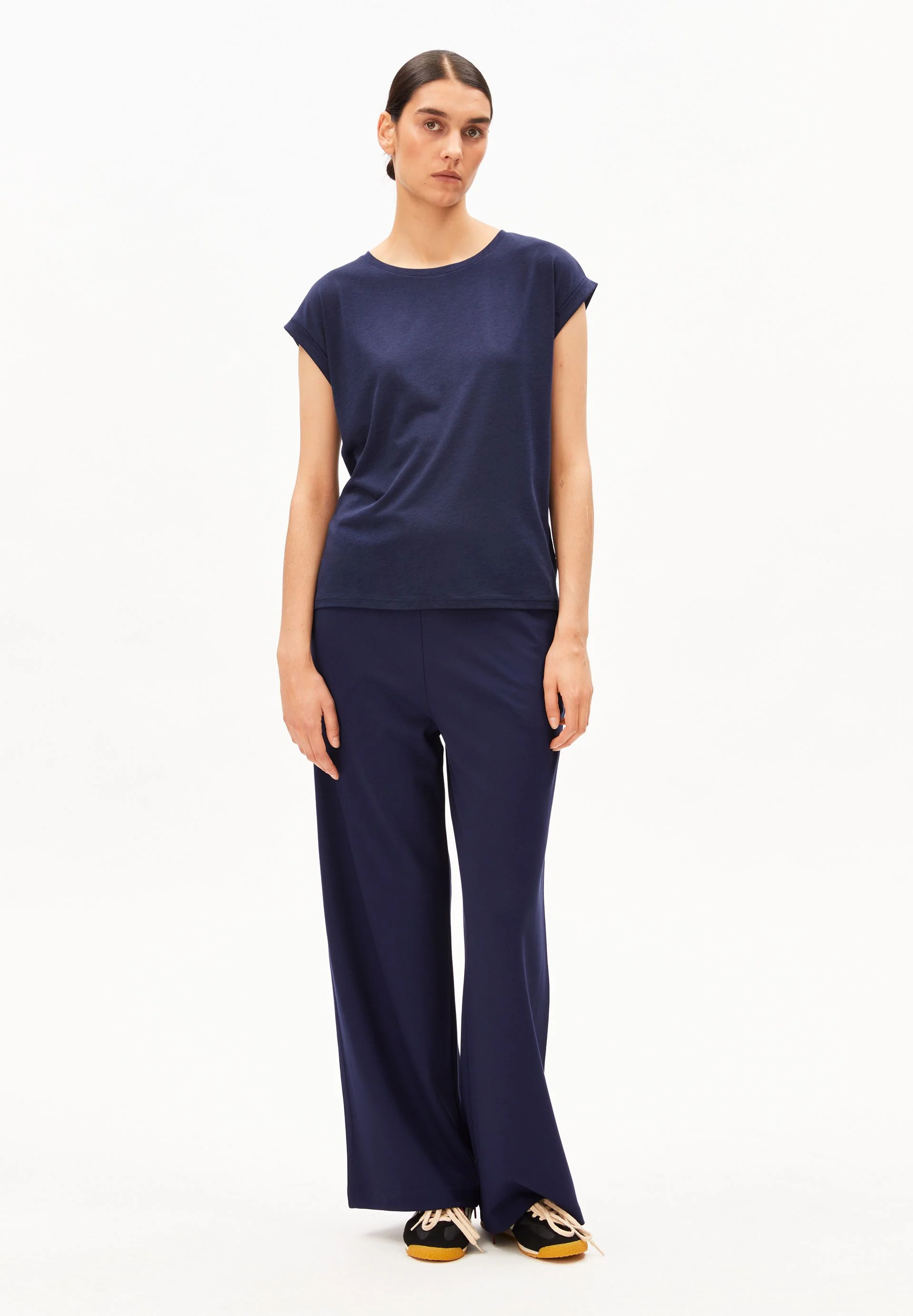JILAANA T-SHIRT | tinted navy - Image 5