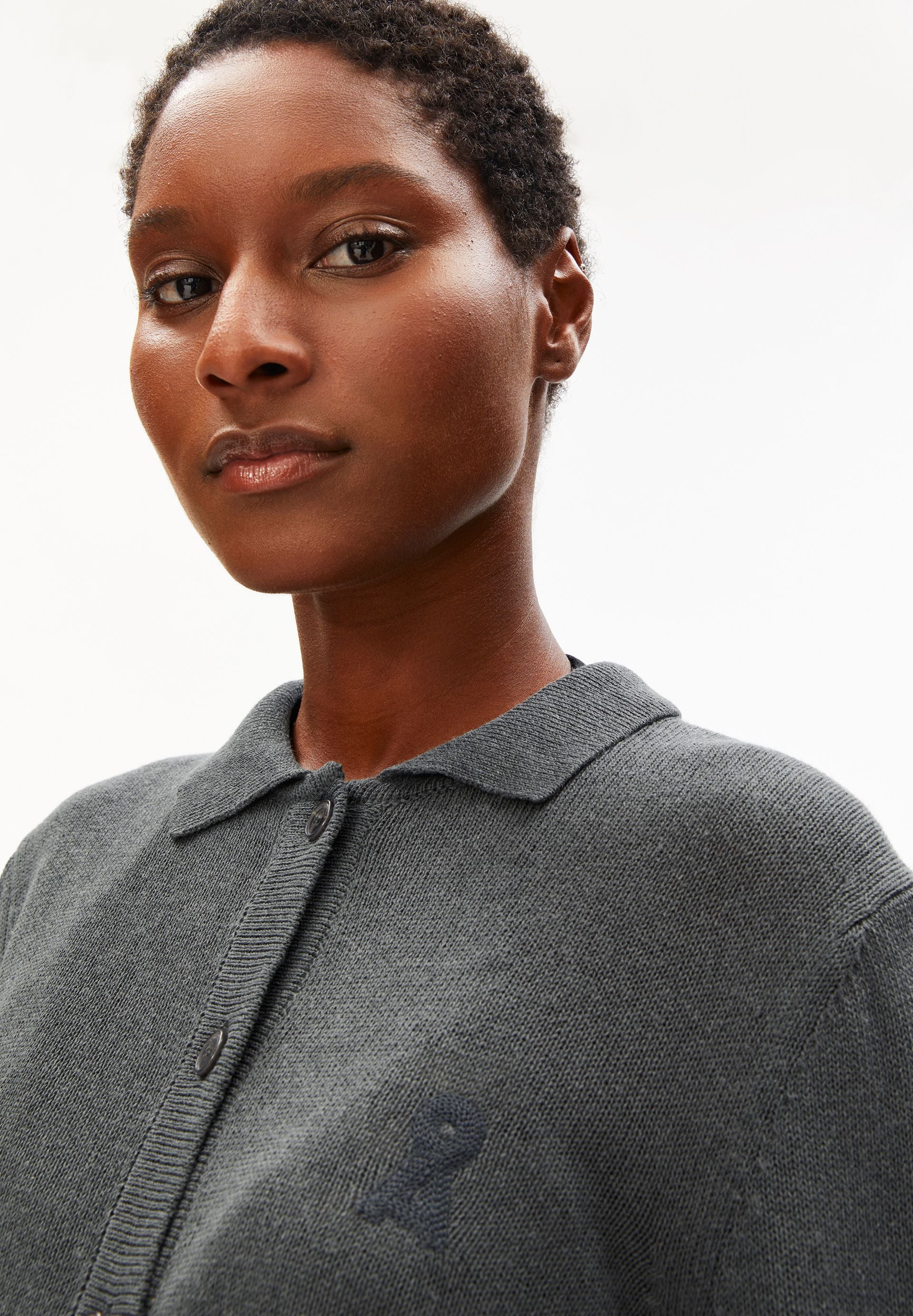 KURZÄRMLIGE LEINEN-MIX STRICKJACKE | space steel - Image 3