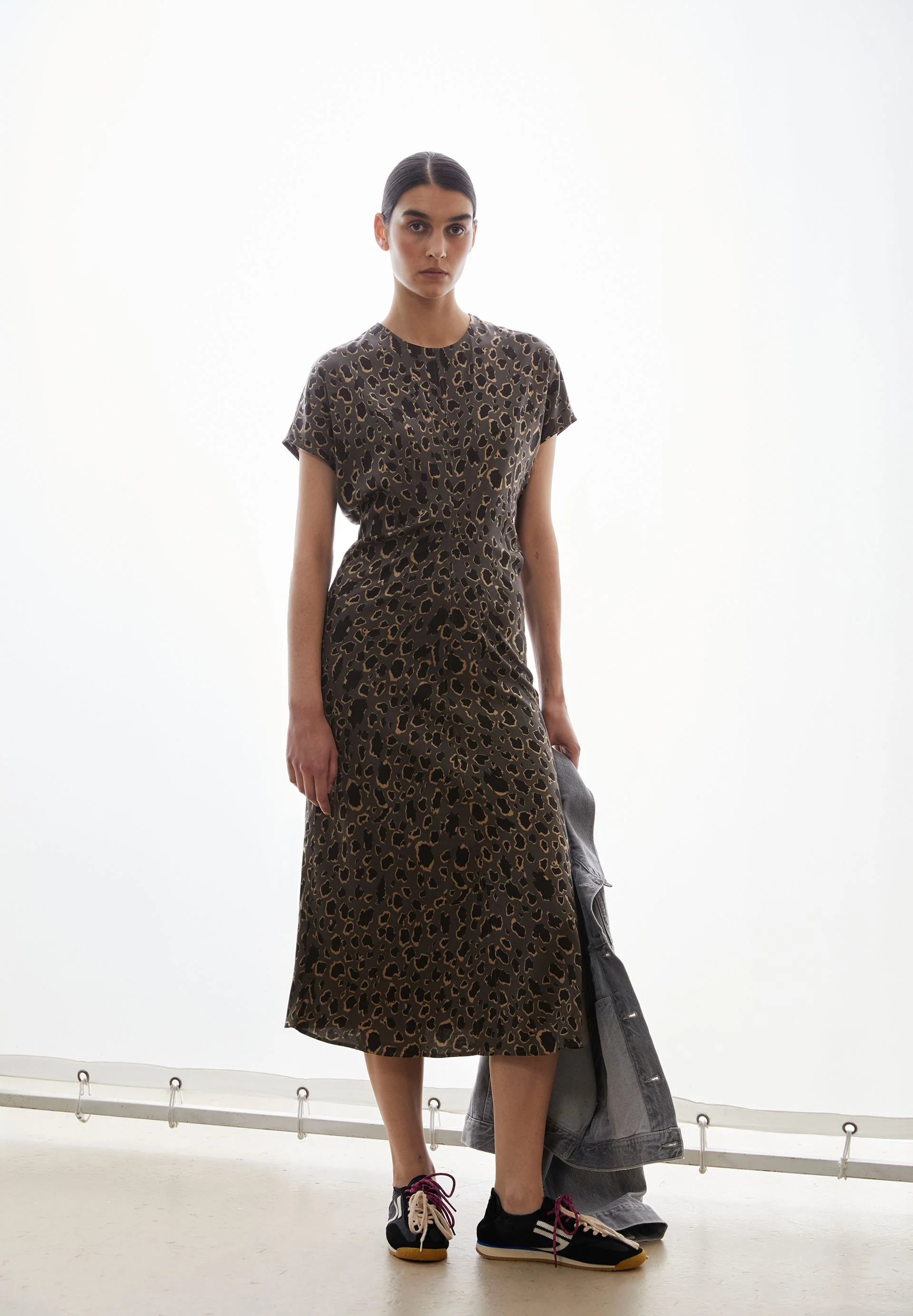 LEO-FLEDERMAUSÄRMEL MIDI-KLEID | dark steel-black - Image 4