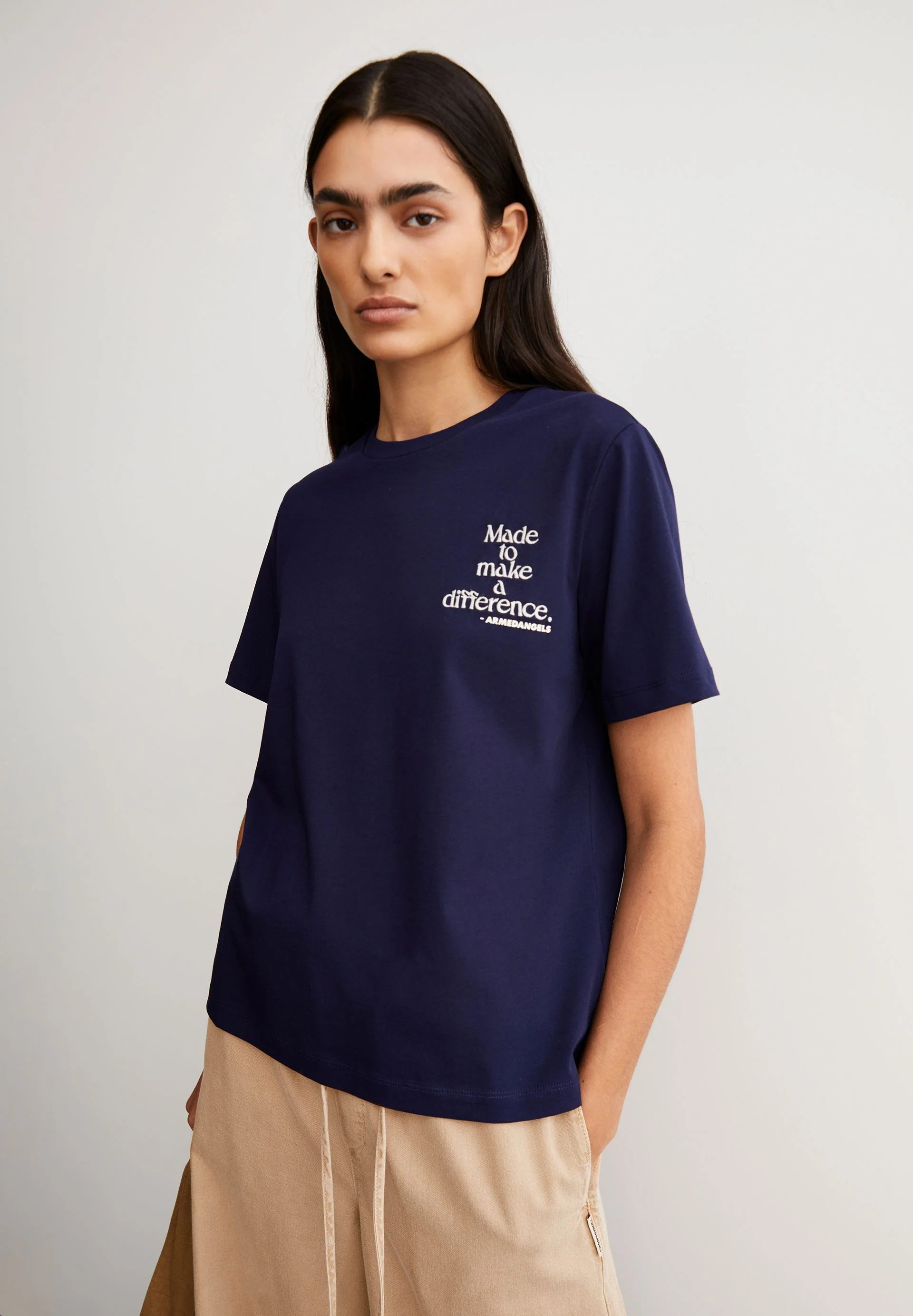 LUALAA DIFFERENCE T-SHIRT | tinted navy - Image 4