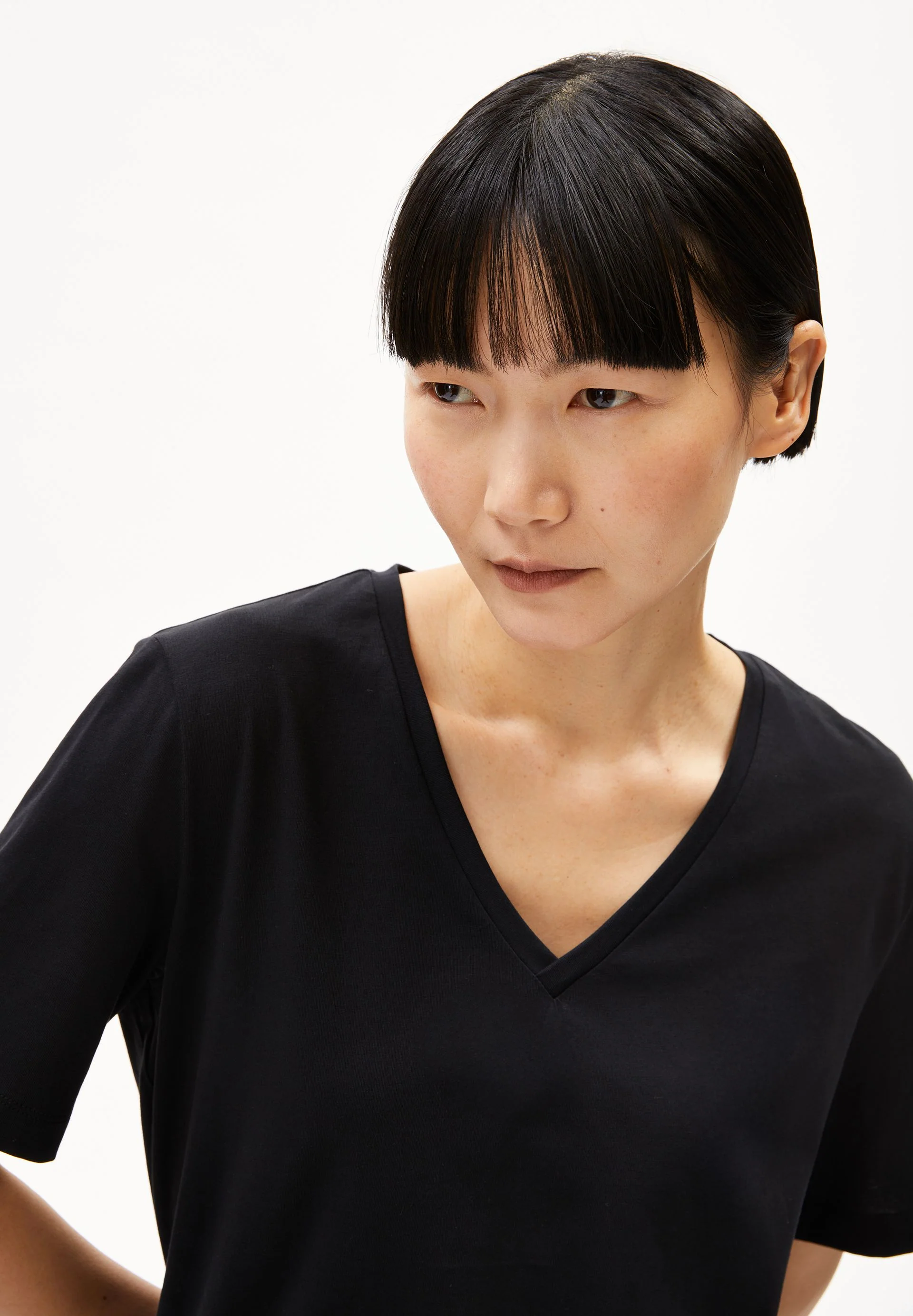 LUALAA V-NECK | black - Image 3