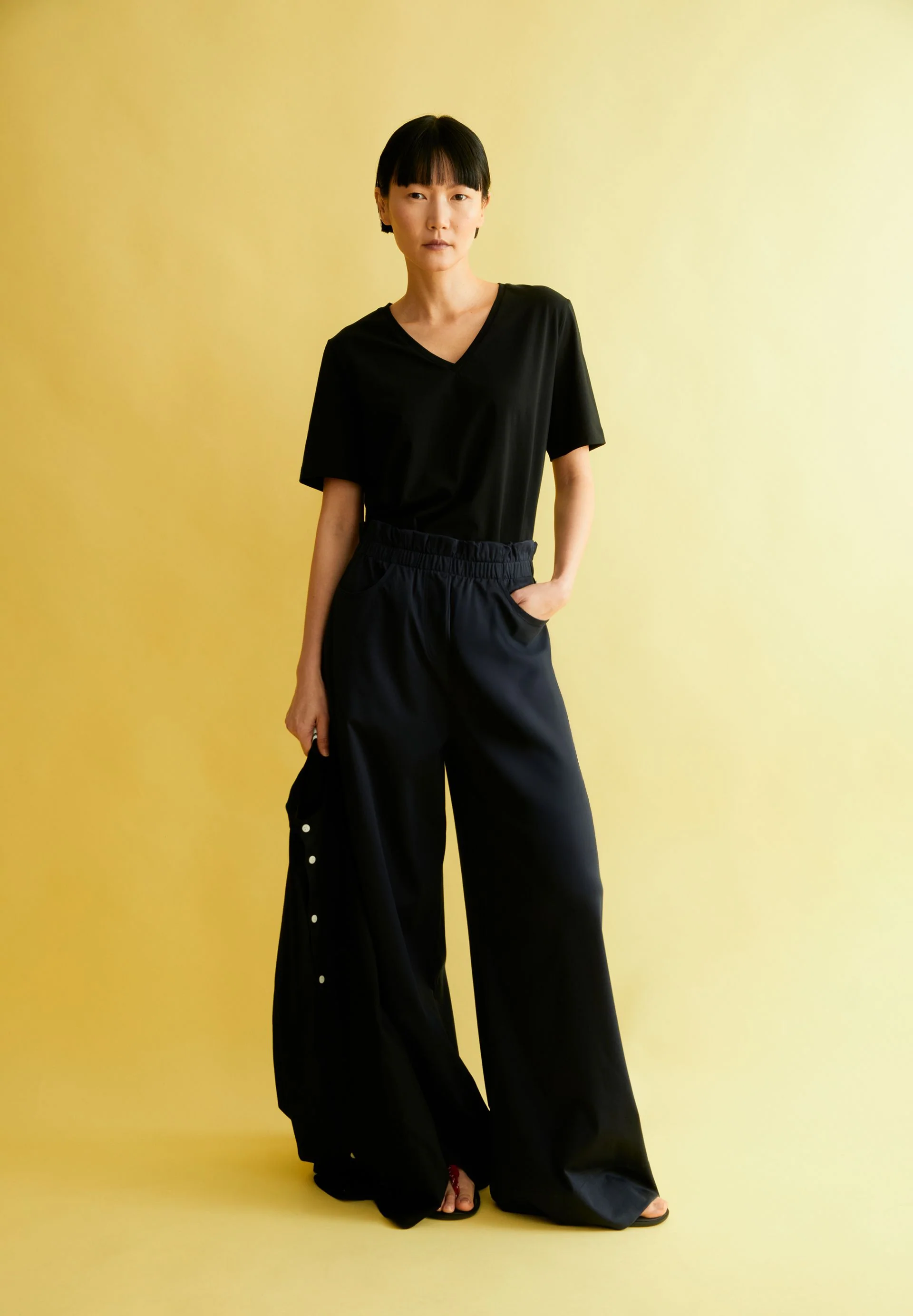 LUALAA V-NECK | black - Image 4