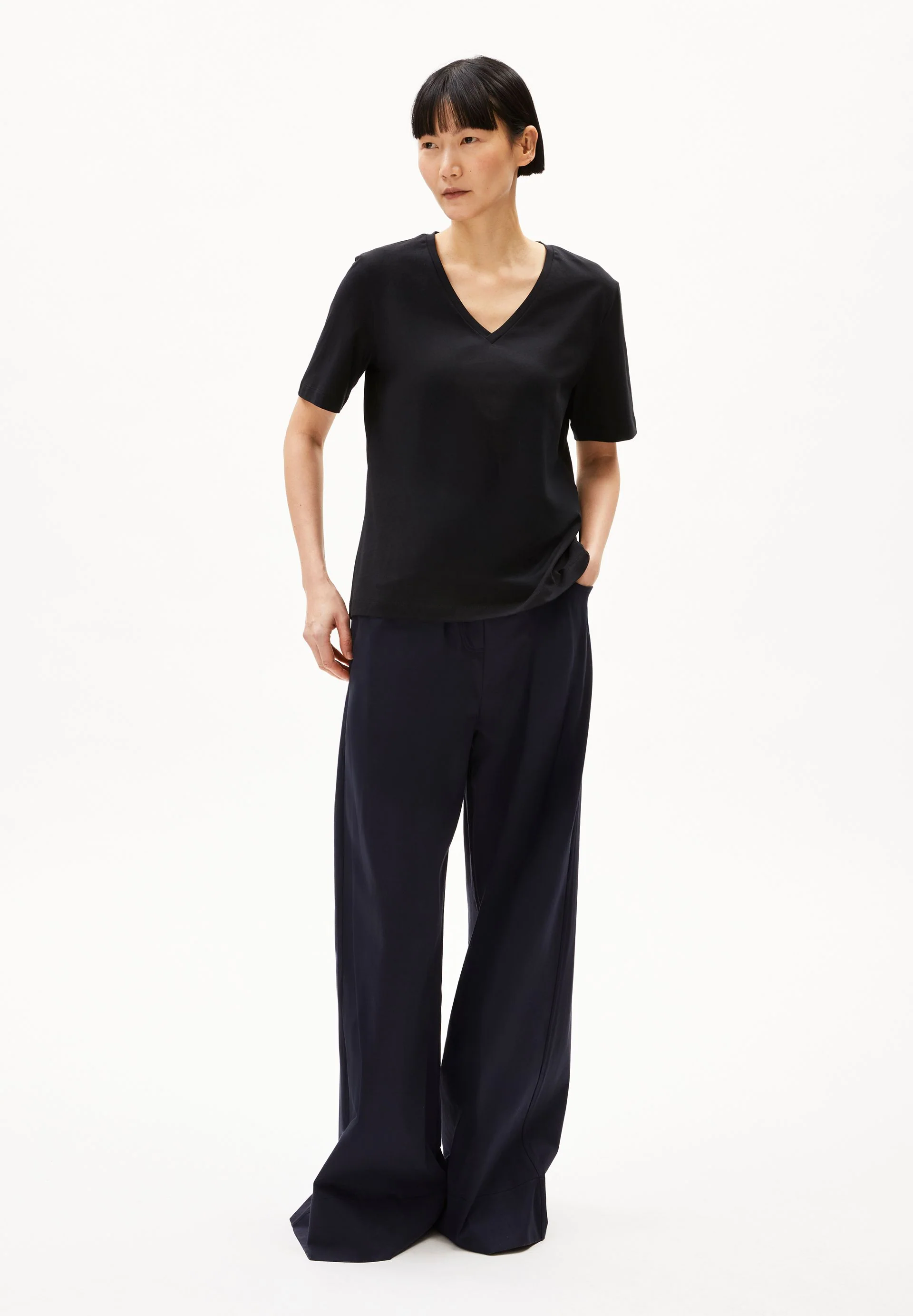 LUALAA V-NECK | black - Image 5