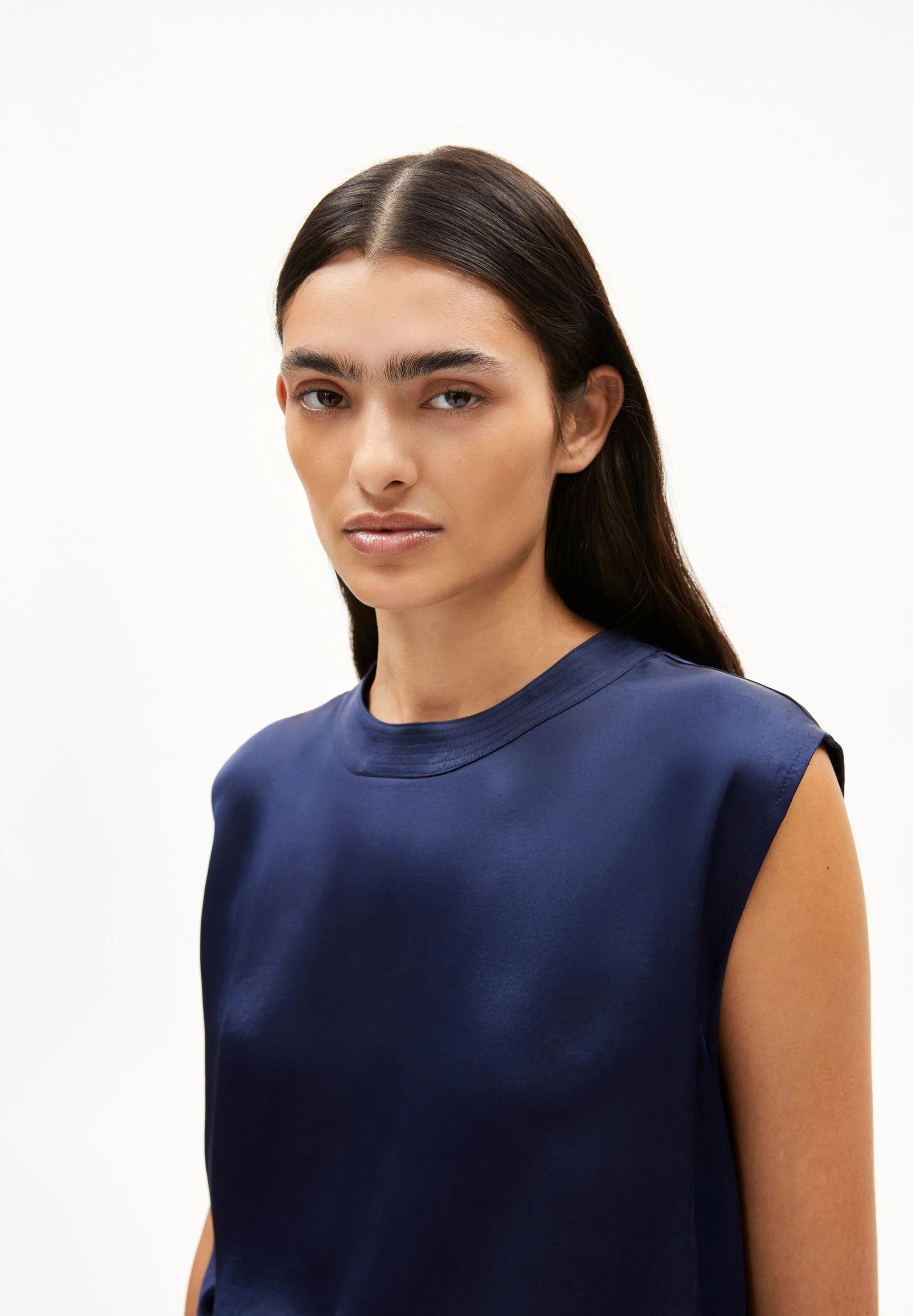NERAALI NIALAA | tinted navy - Image 3