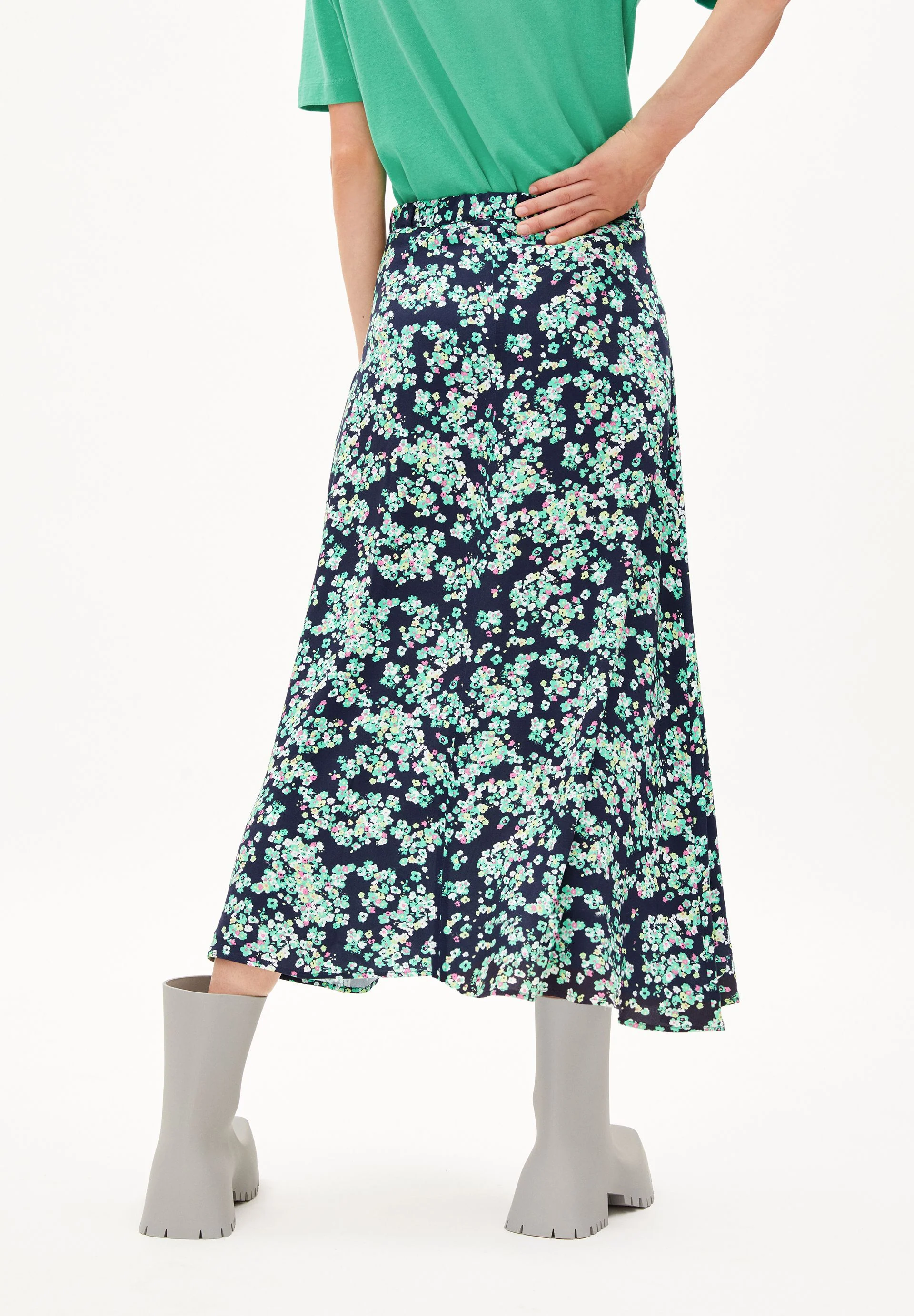 SAALANJA  DITSY FLORAL | night sky - Image 2