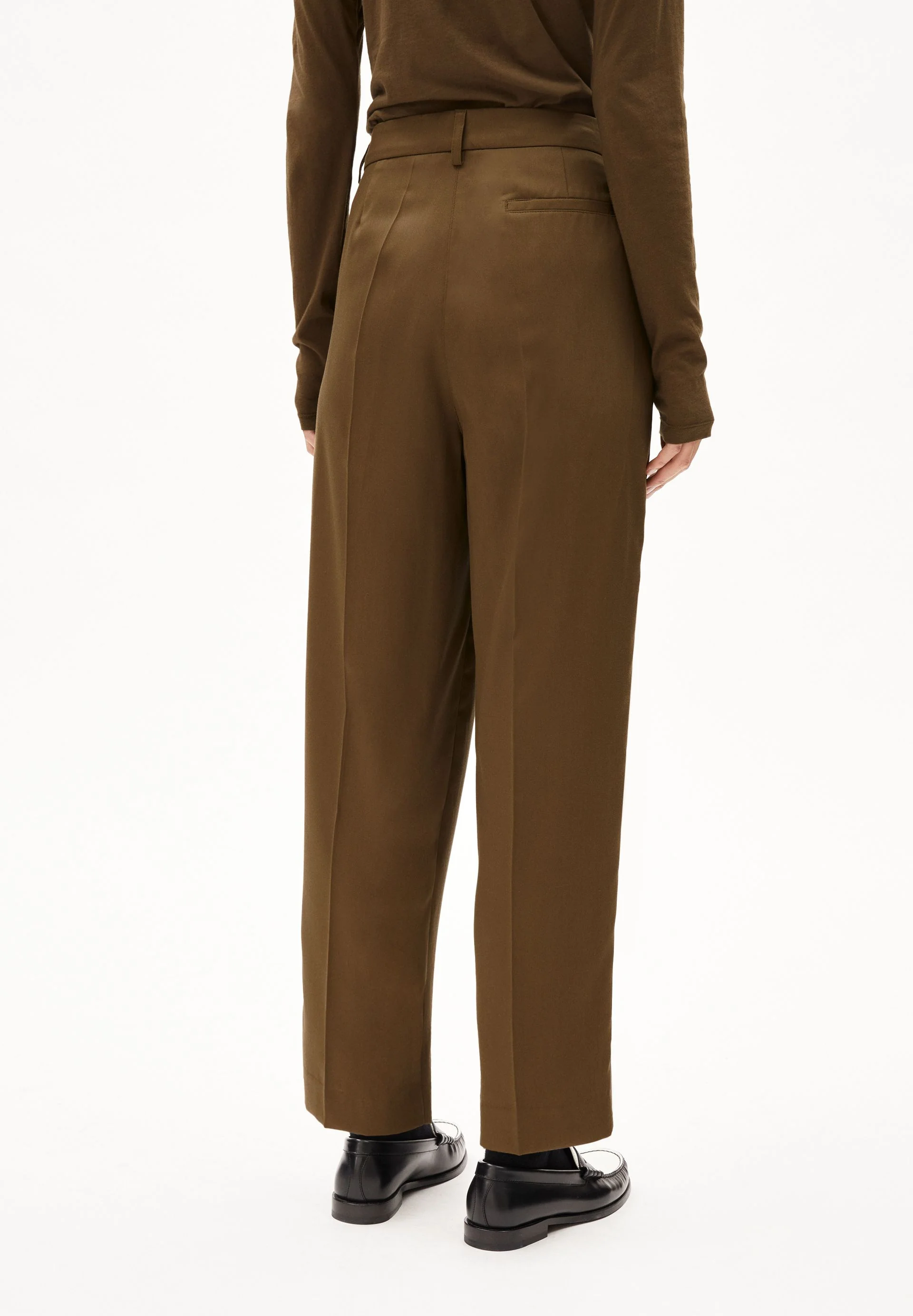 SANDRINAA TAPERED HOSE | dried moss - Image 2