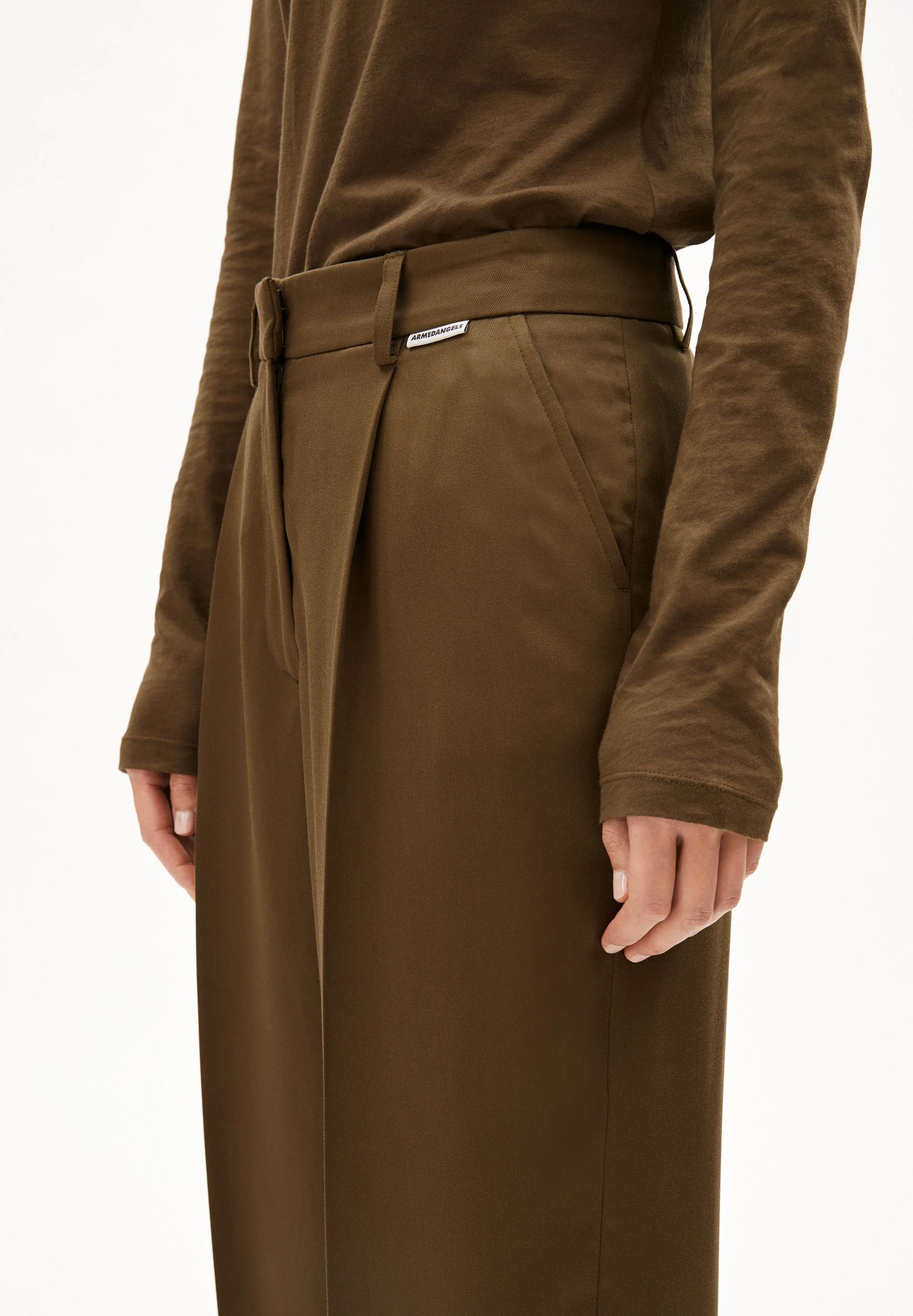 SANDRINAA TAPERED HOSE | dried moss - Image 3