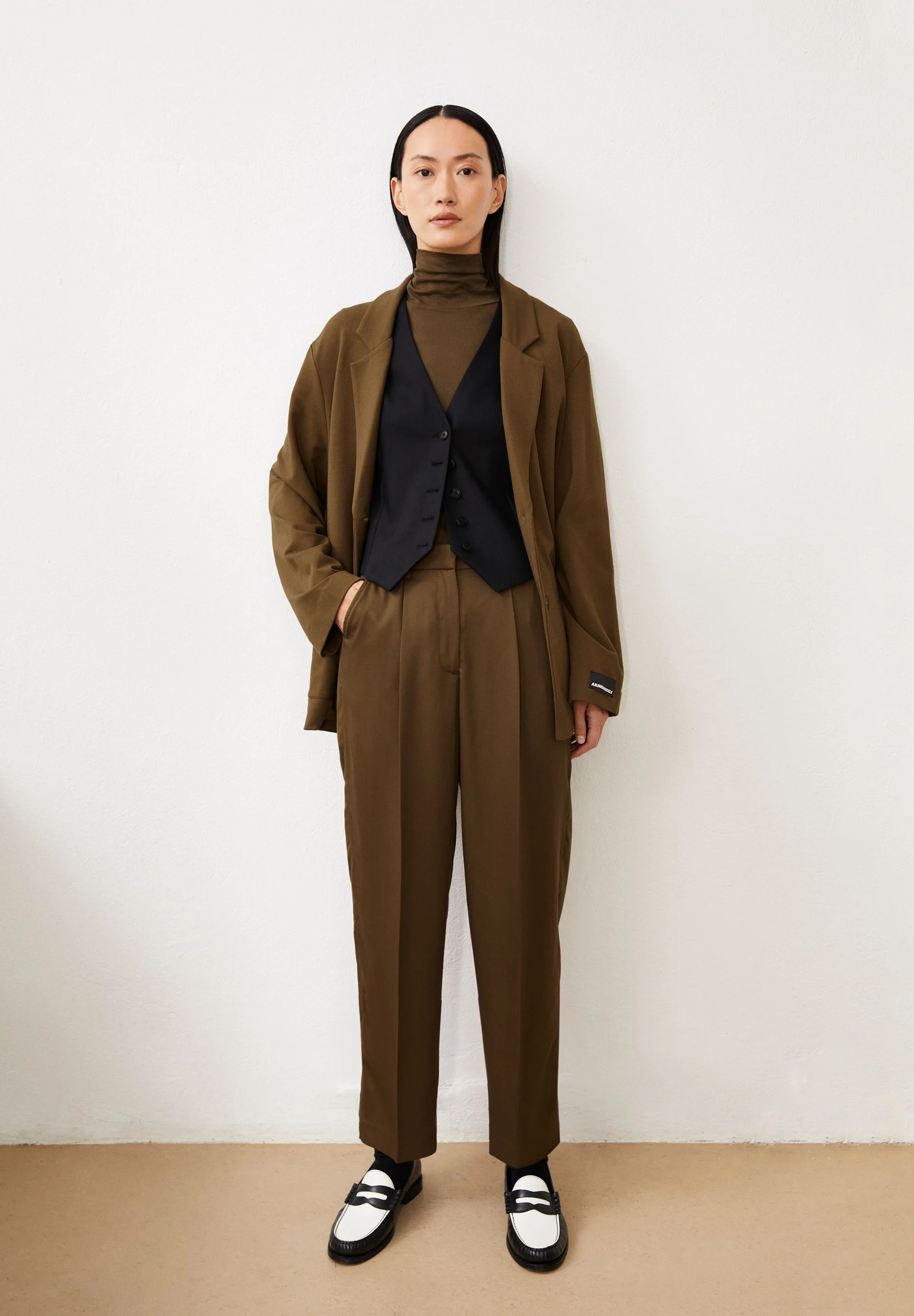 SANDRINAA TAPERED HOSE | dried moss - Image 4