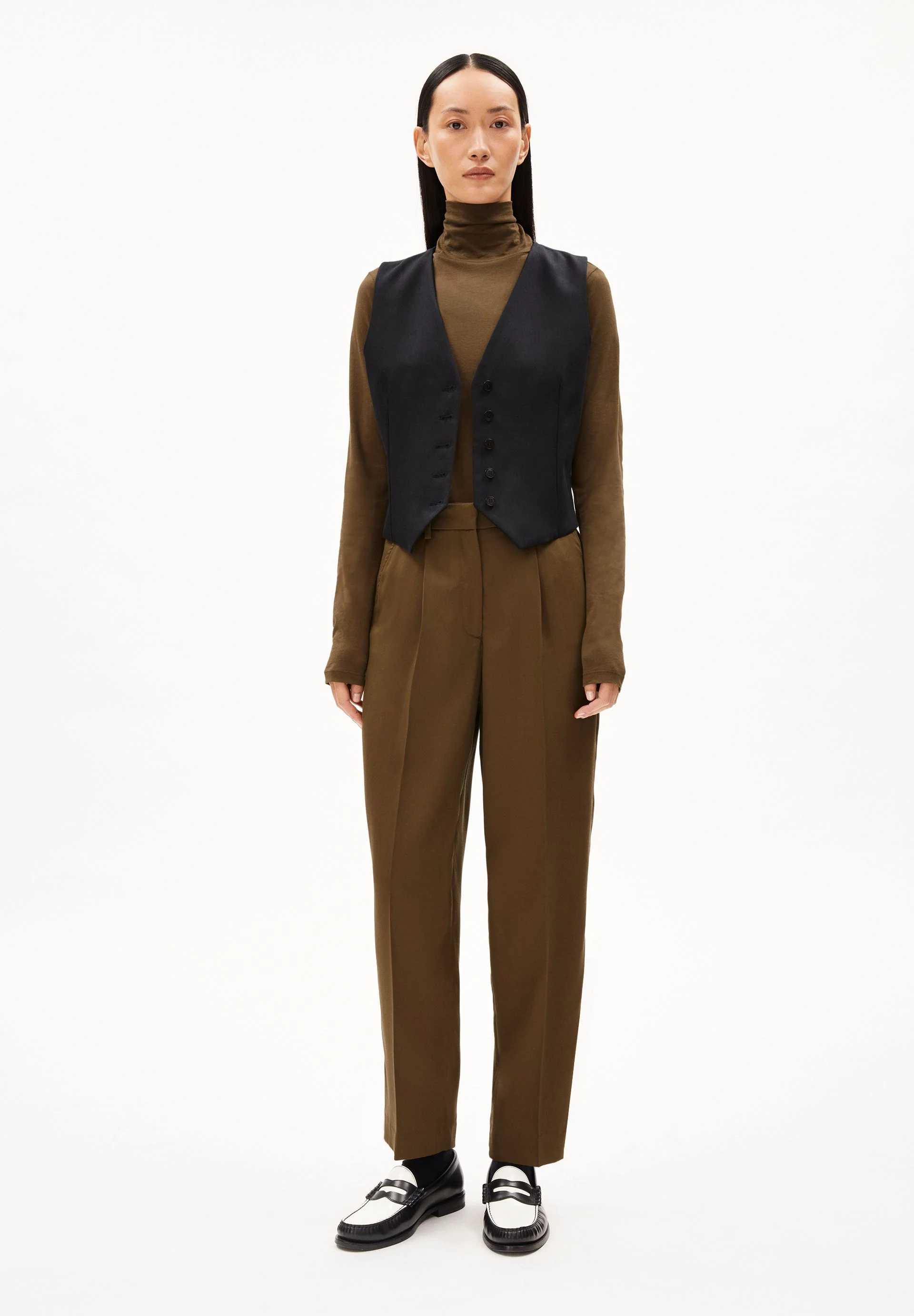 SANDRINAA TAPERED HOSE | dried moss - Image 5