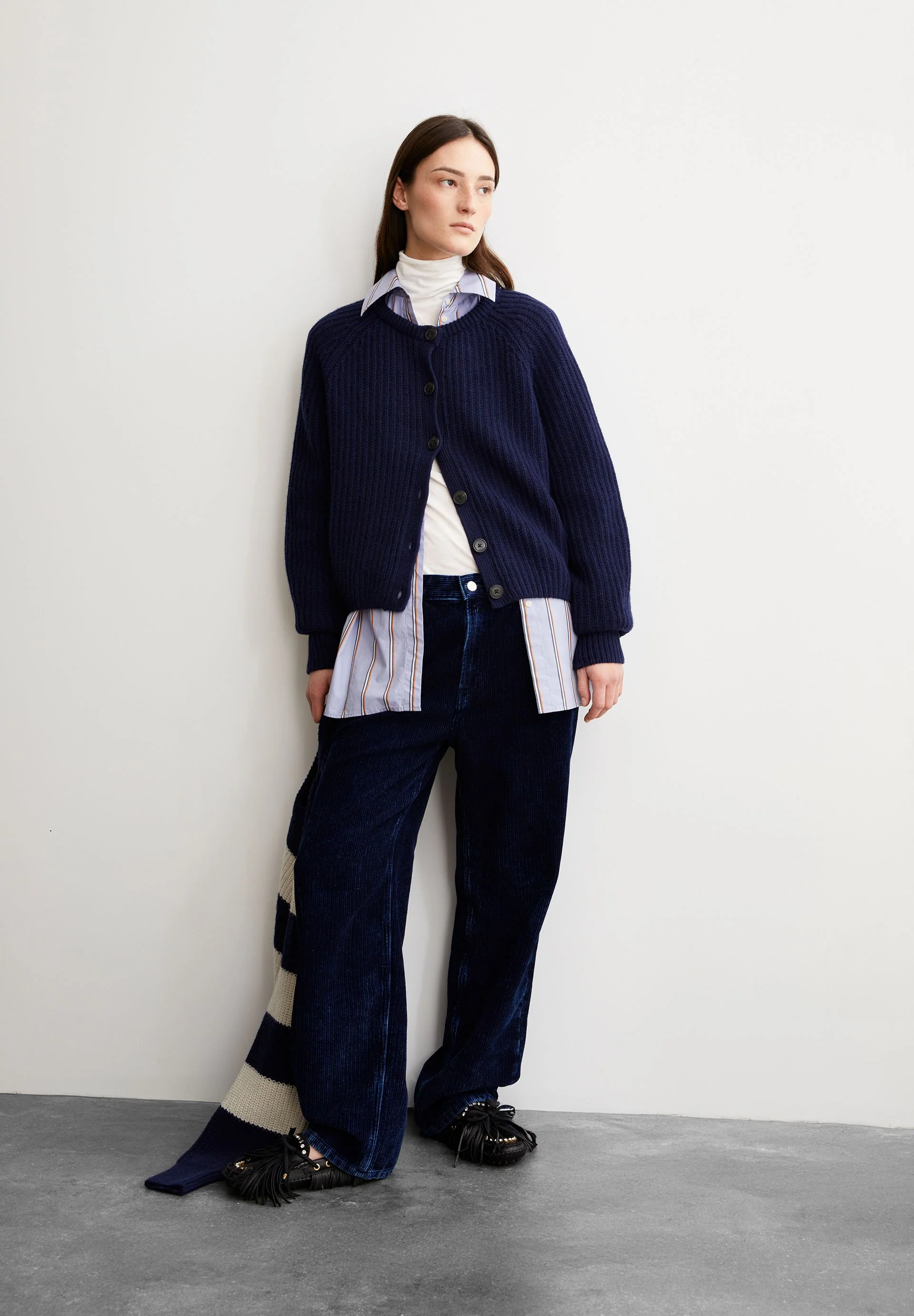 RIB KNIT CARDIGAN | tinted navy - Image 4