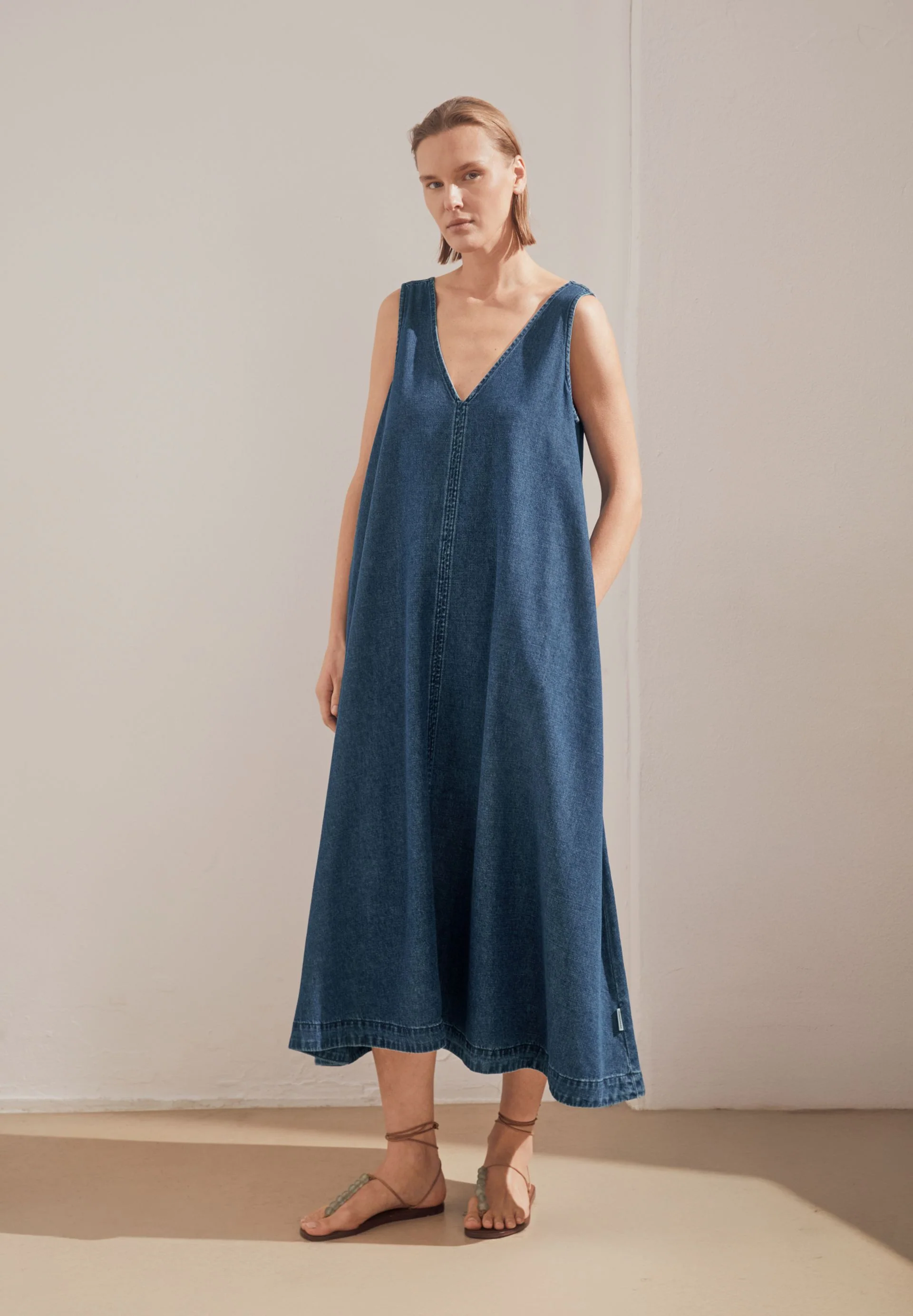 V-AUSSCHNITT JEANS-MIDI-KLEID | eau - Image 4