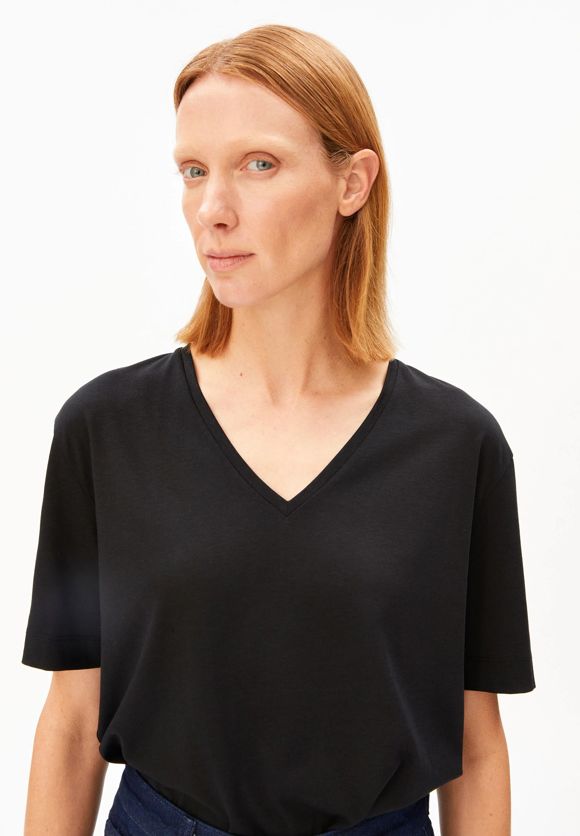 V-NECK T-SHIRT | black - Image 3