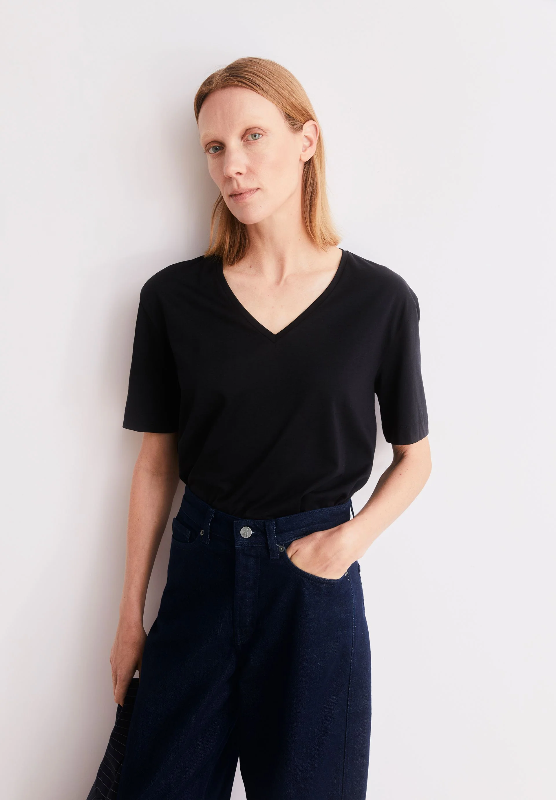 V-NECK T-SHIRT | black - Image 4
