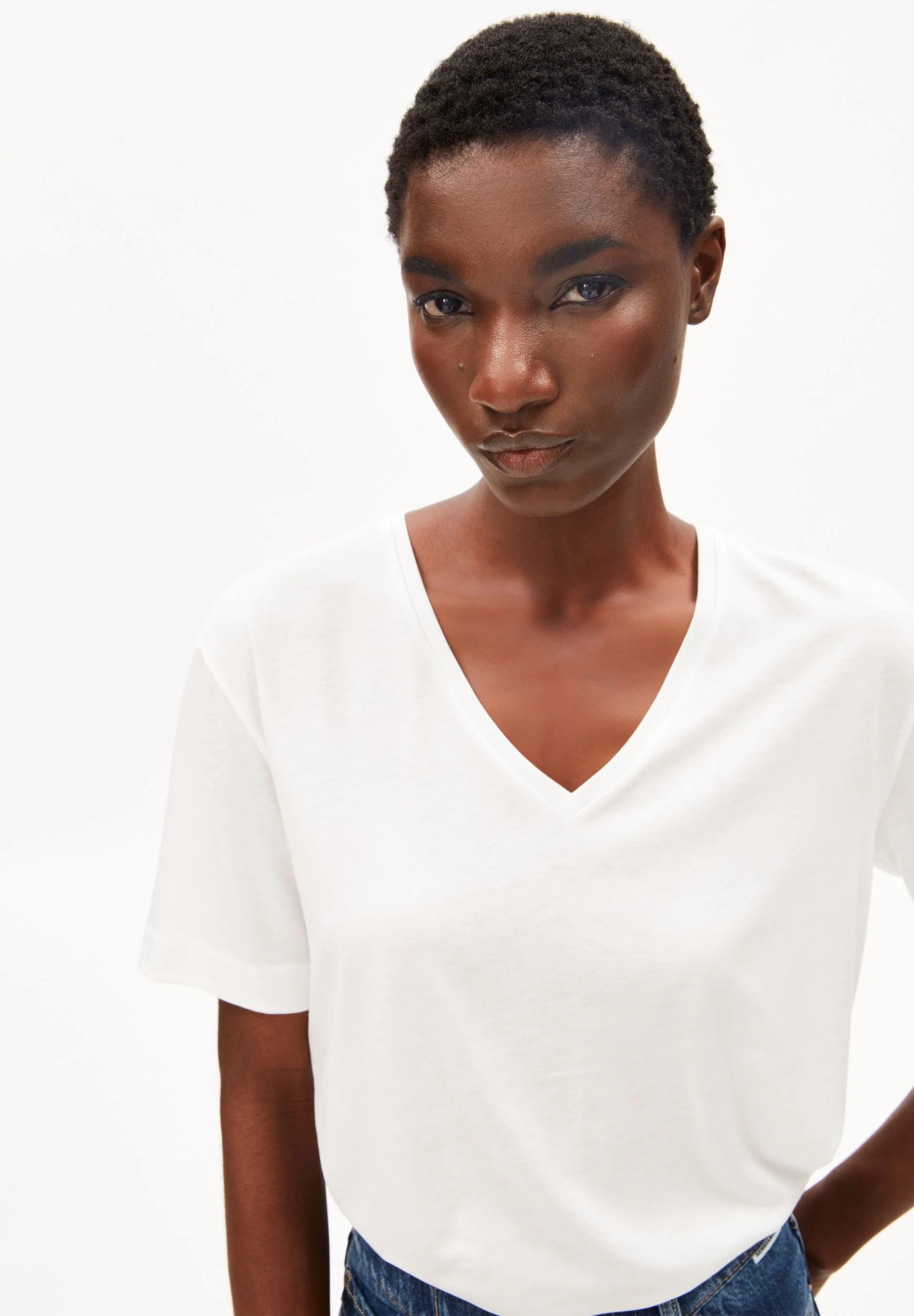 V-NECK T-SHIRT | white - Image 3
