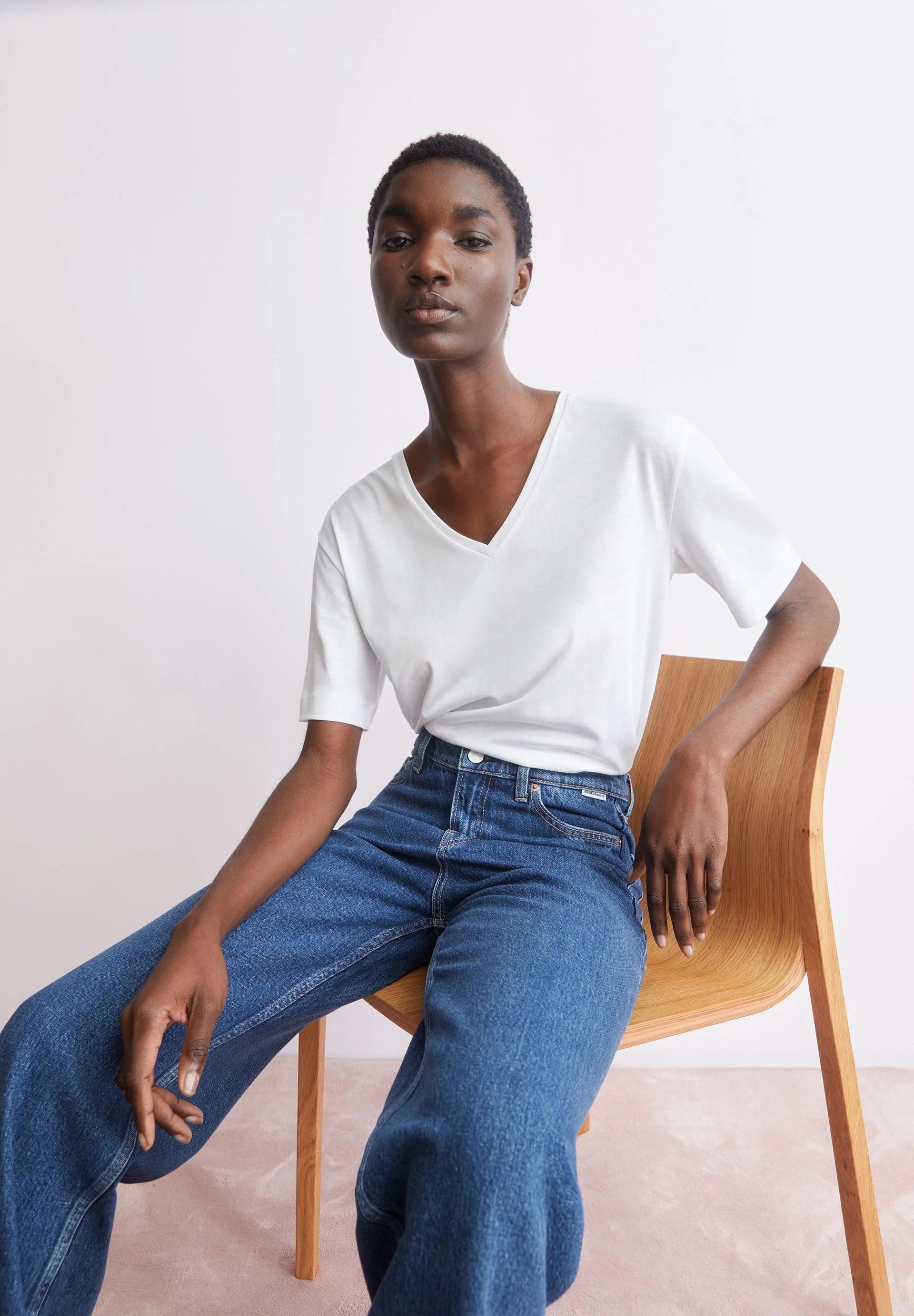 V-NECK T-SHIRT | white - Image 4