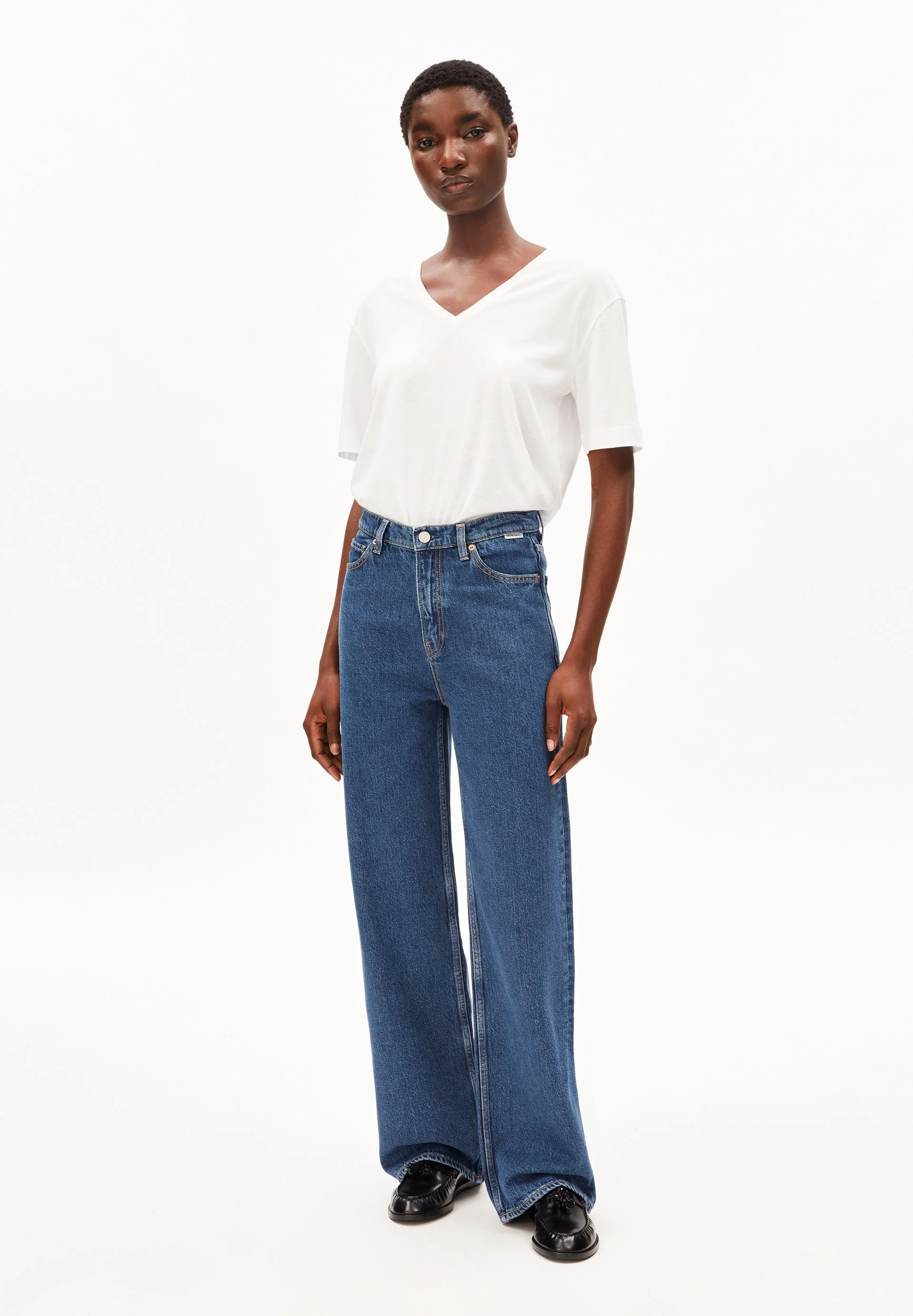 V-NECK T-SHIRT | white - Image 5