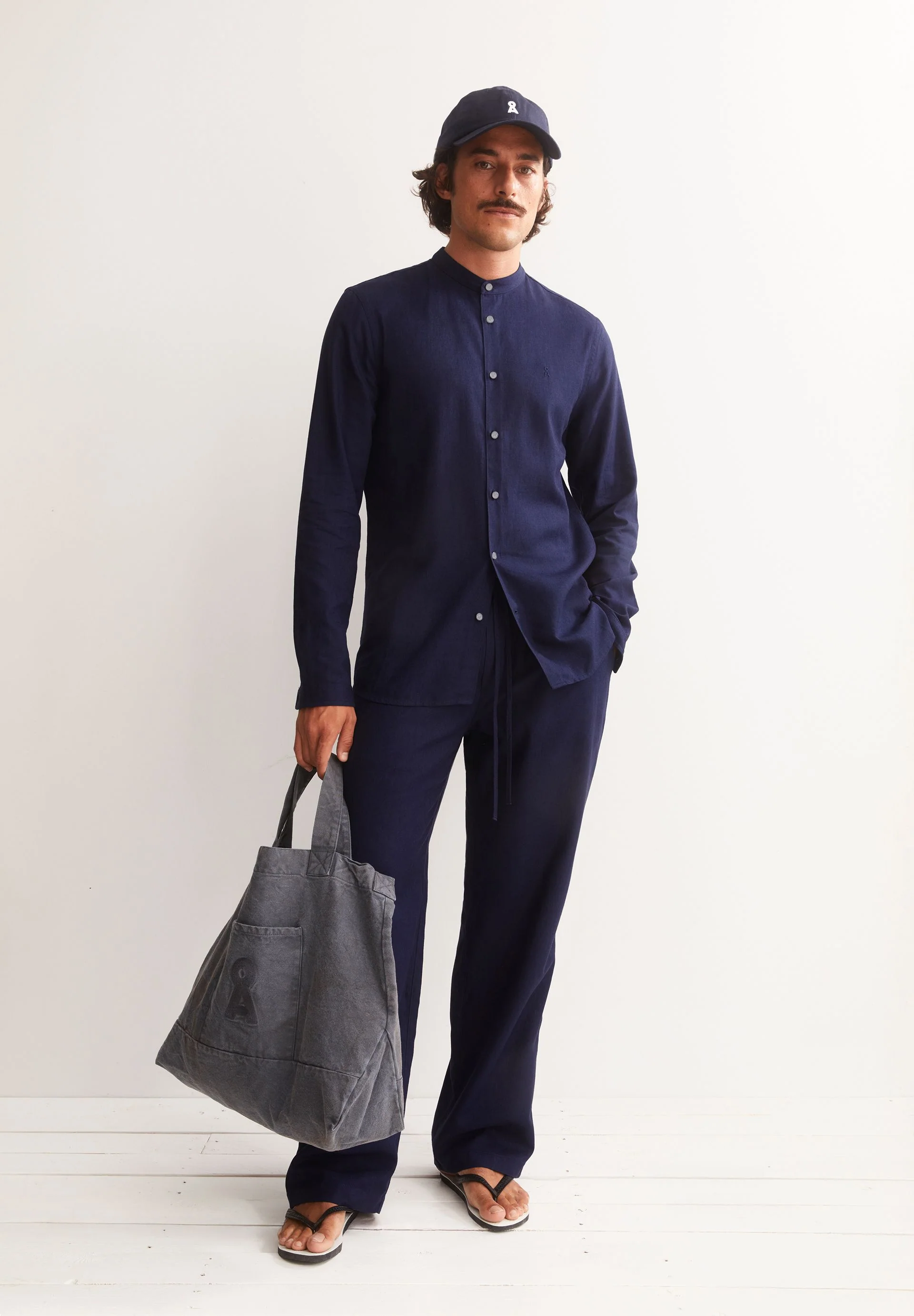 VAALERONIMUS LEINEN-HEMD | tinted navy - Image 4