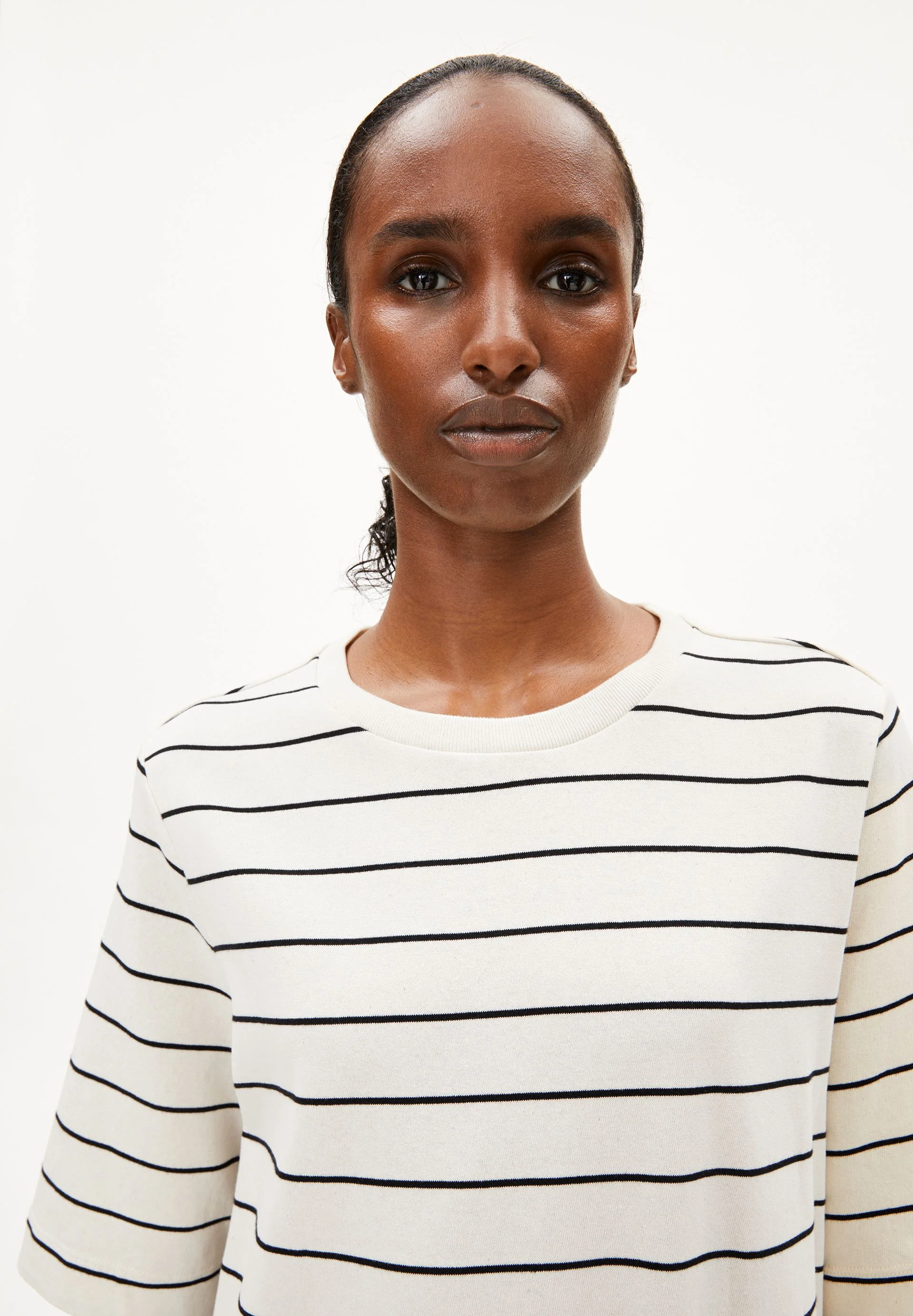 XELINAA FEIN GESTREIFTES MIDI-KLEID | undyed-black - Image 3