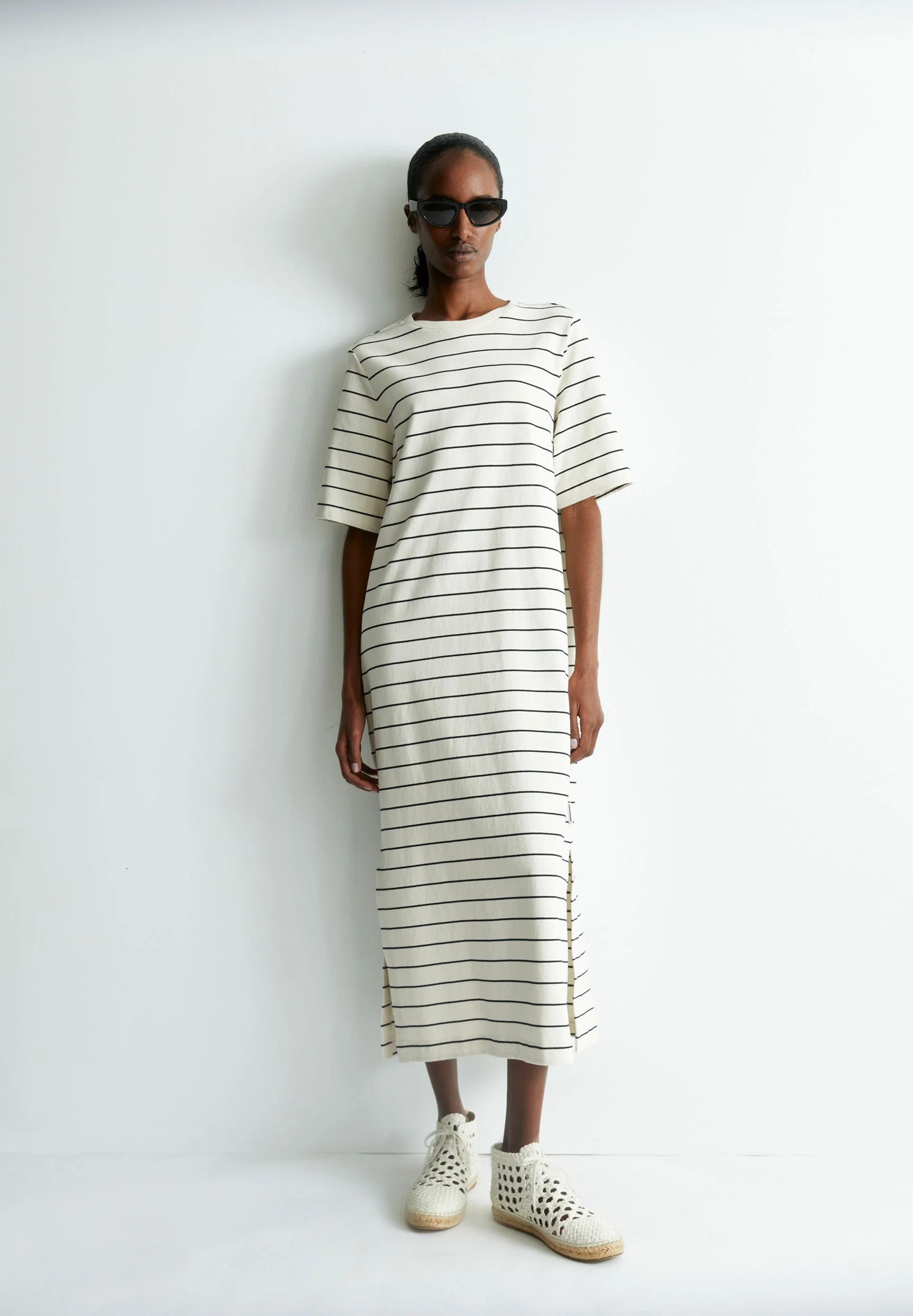 XELINAA FEIN GESTREIFTES MIDI-KLEID | undyed-black - Image 4
